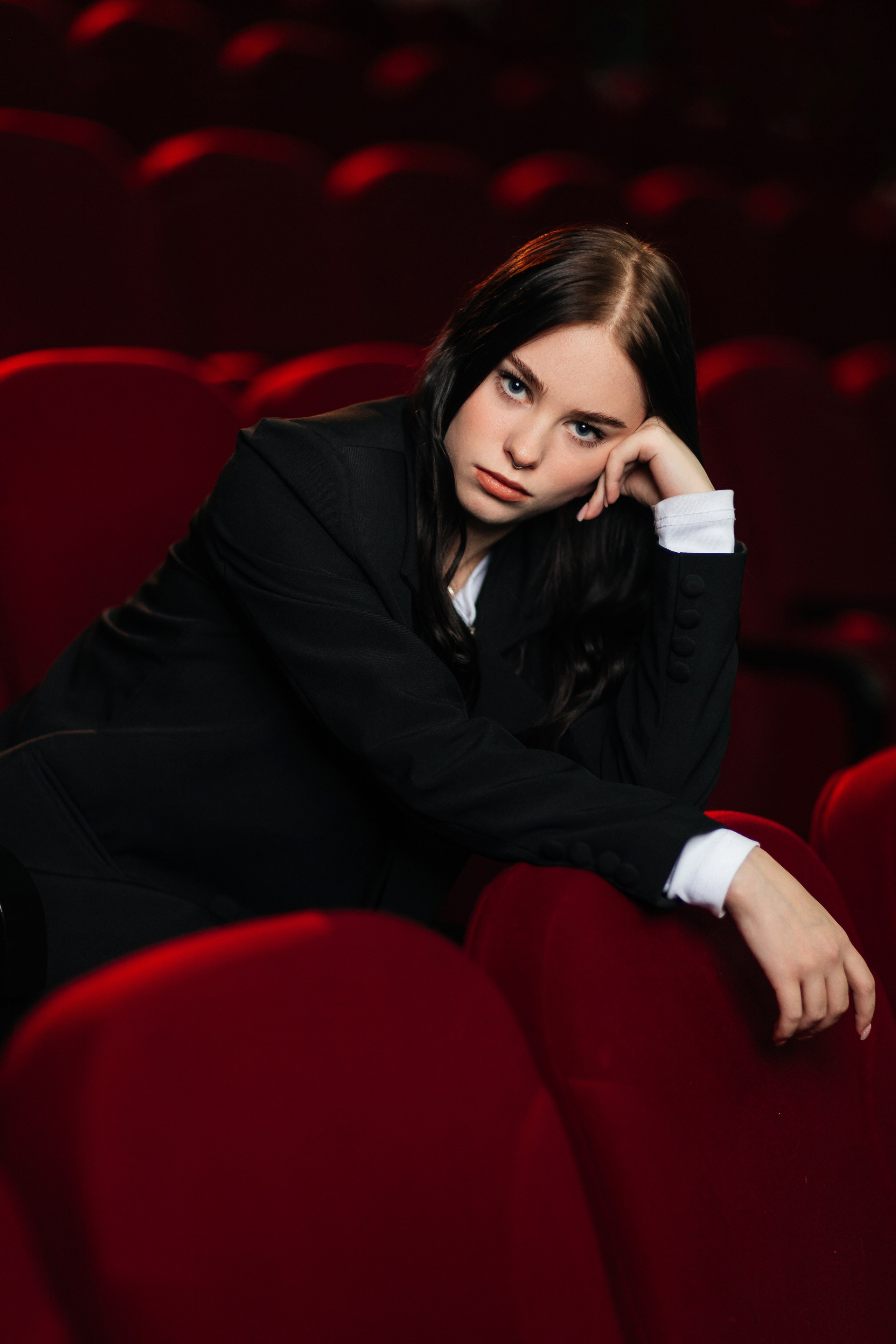 Портрет рука под голову