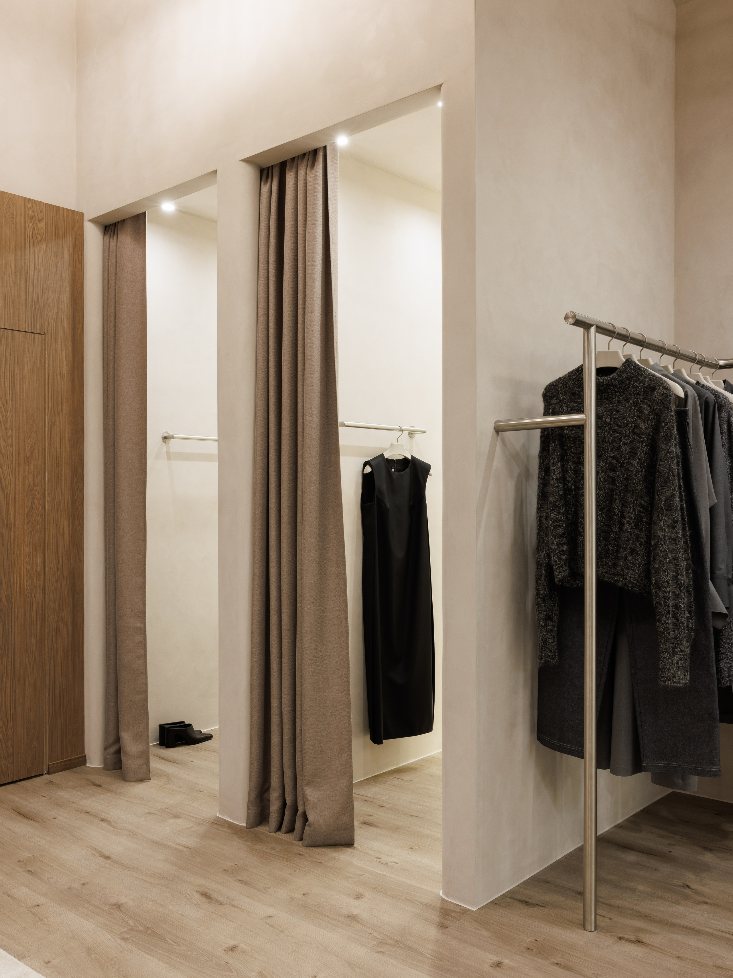 Зона примерки бутика Landscape — шторы, латунные детали, мягкое освещение, интерьерный дизайн от ksudsgn