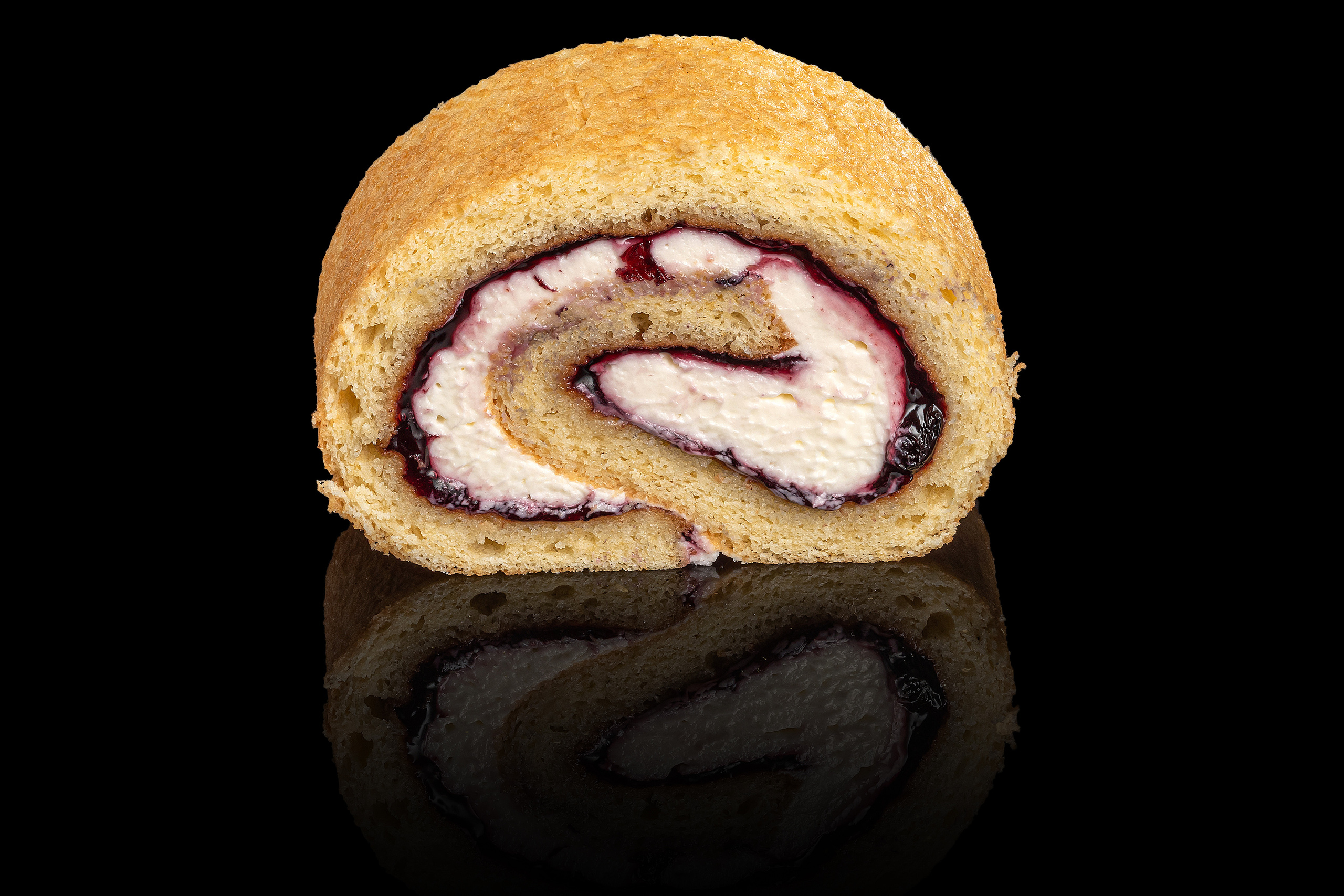 Бисквитный рулет с вишней