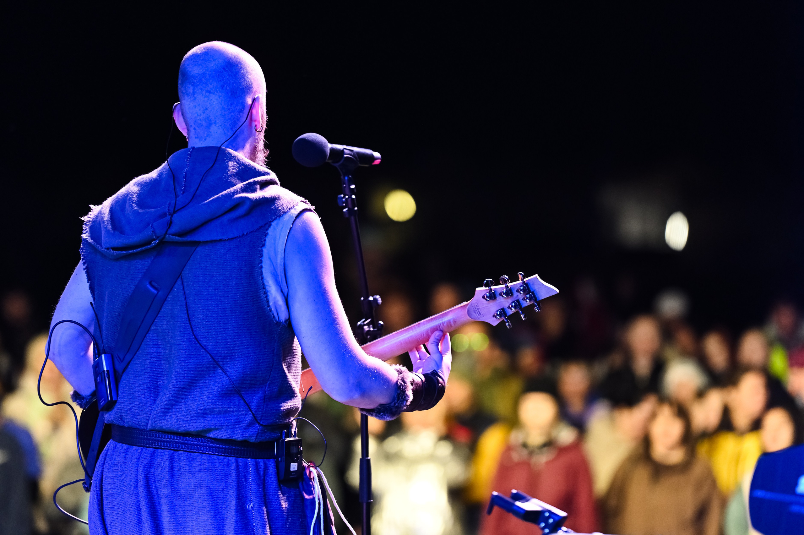 Зрители наслаждаются музыкальным концертом на фестивале Болгар Путешествие в прошлое