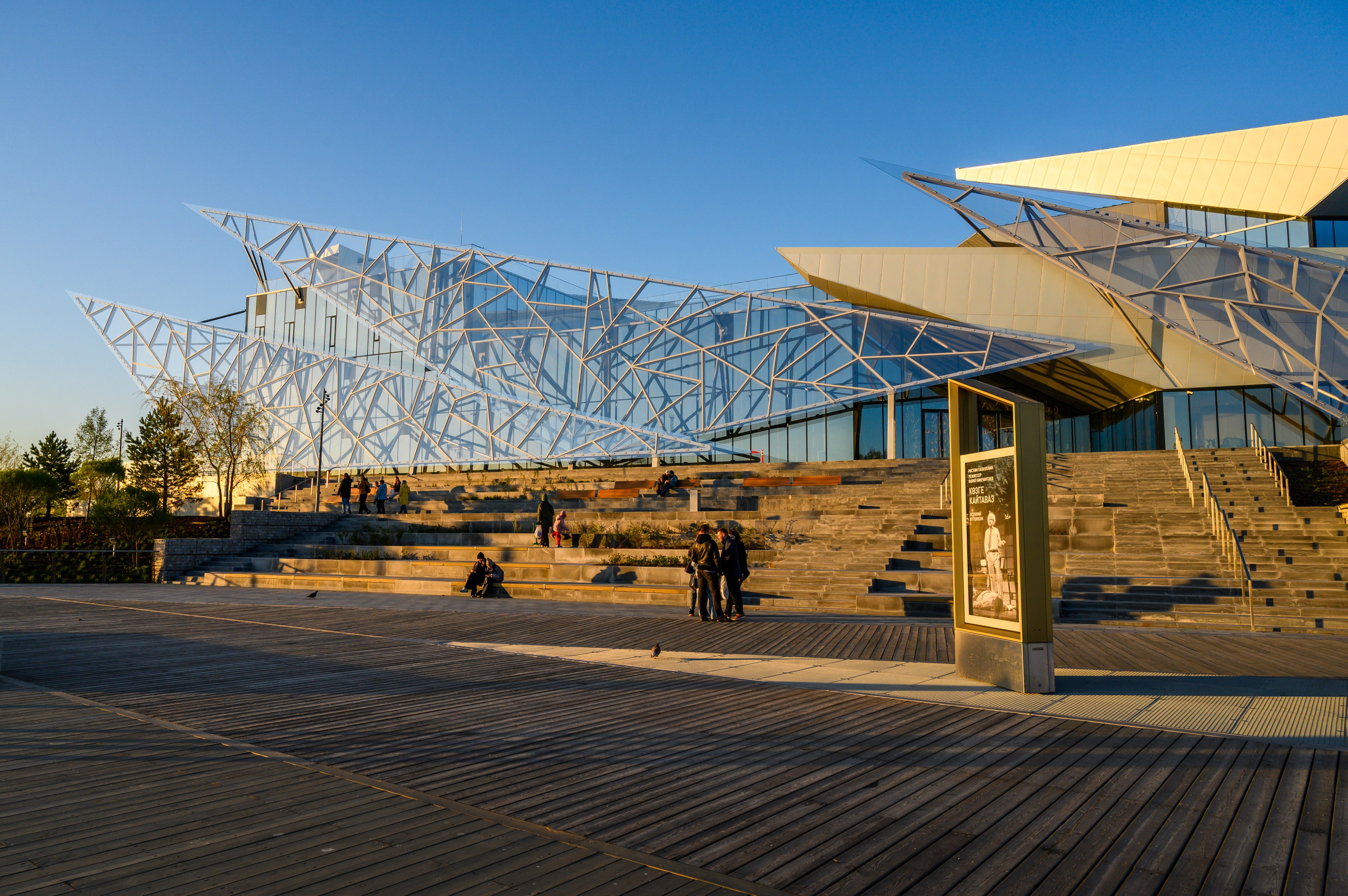 Вид на Театр Камала со стороны воды