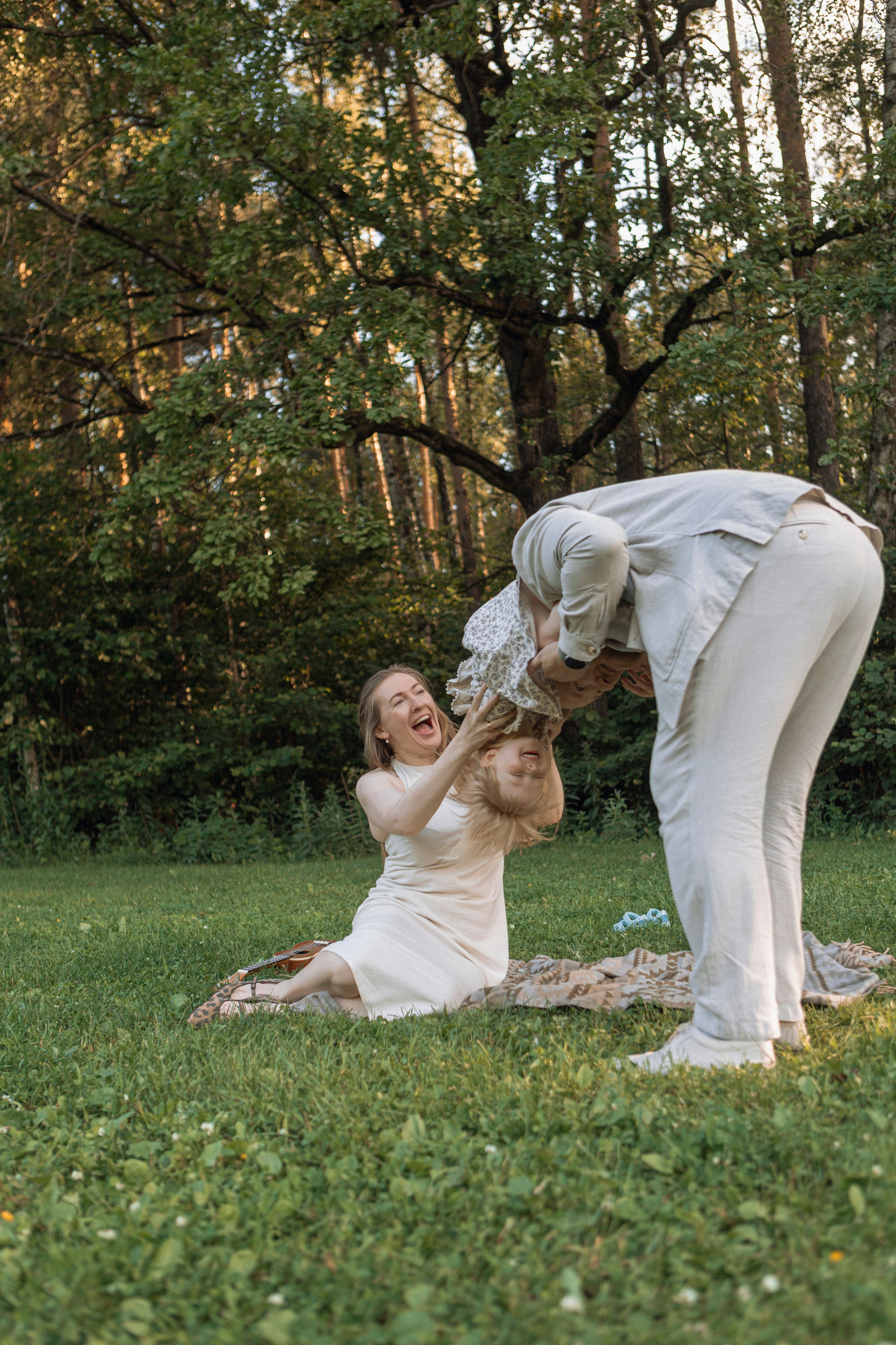 Семейный отдых на пледе с фруктами, летний пикник фотосессия Москва