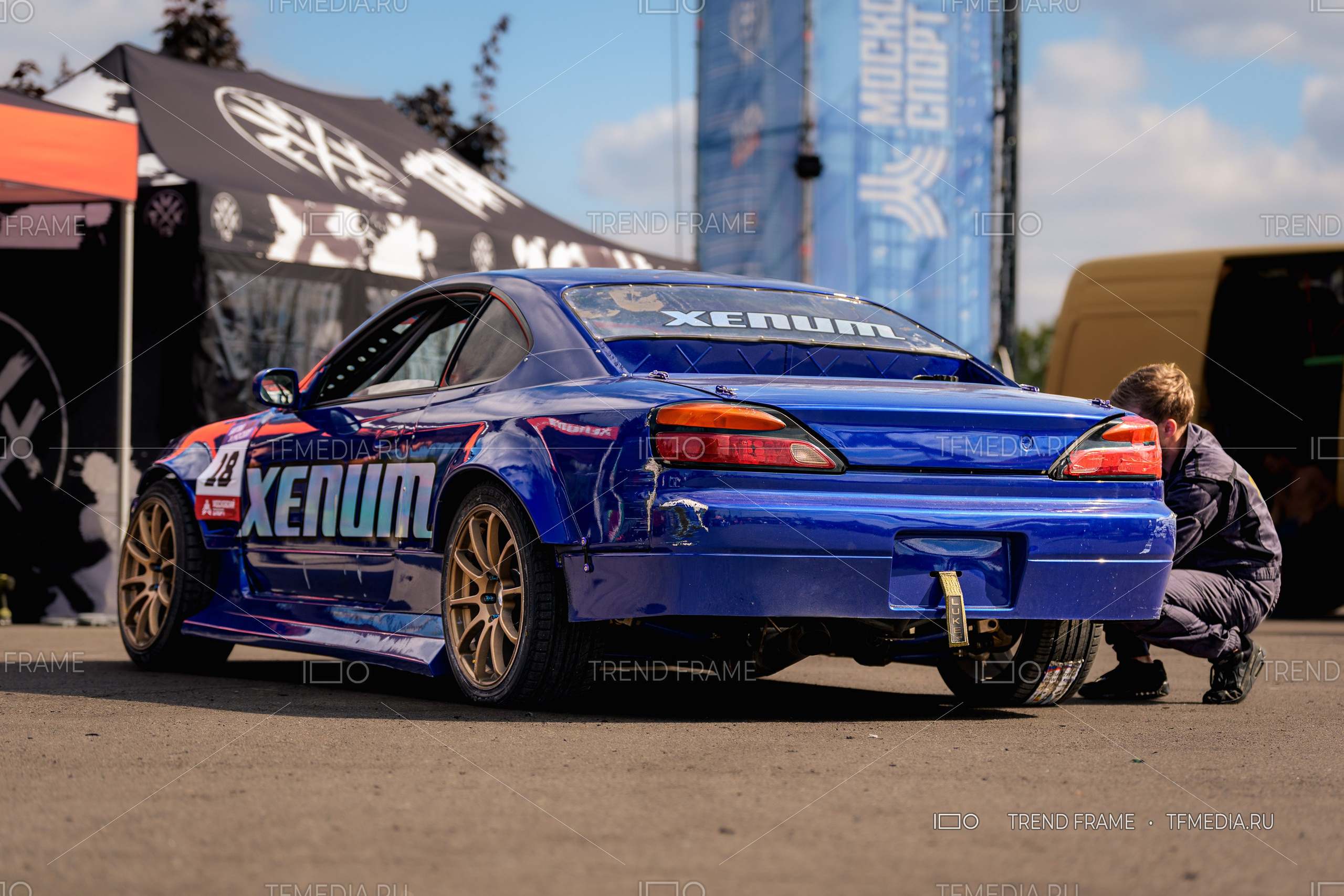 Дрифт-машина Xenum и механик проверяют давление в шинах перед стартом