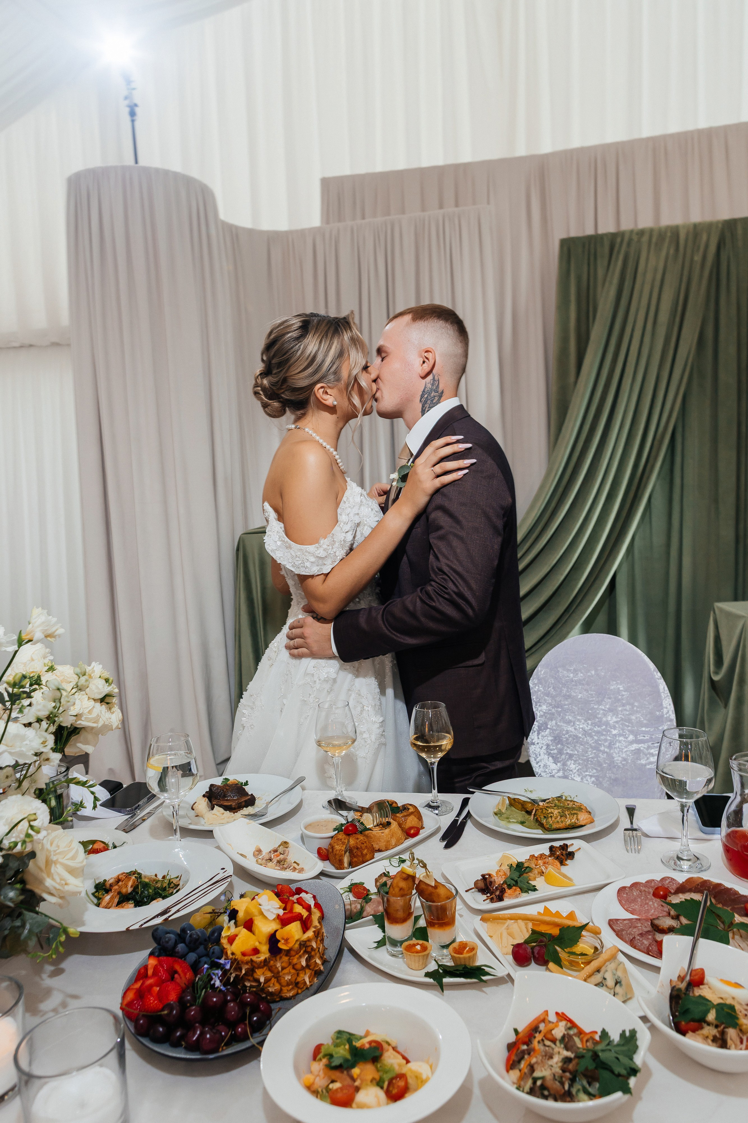 Красивая летняя свадьба в шатре. Олег Сверчков | Свадебный фотограф Вологда