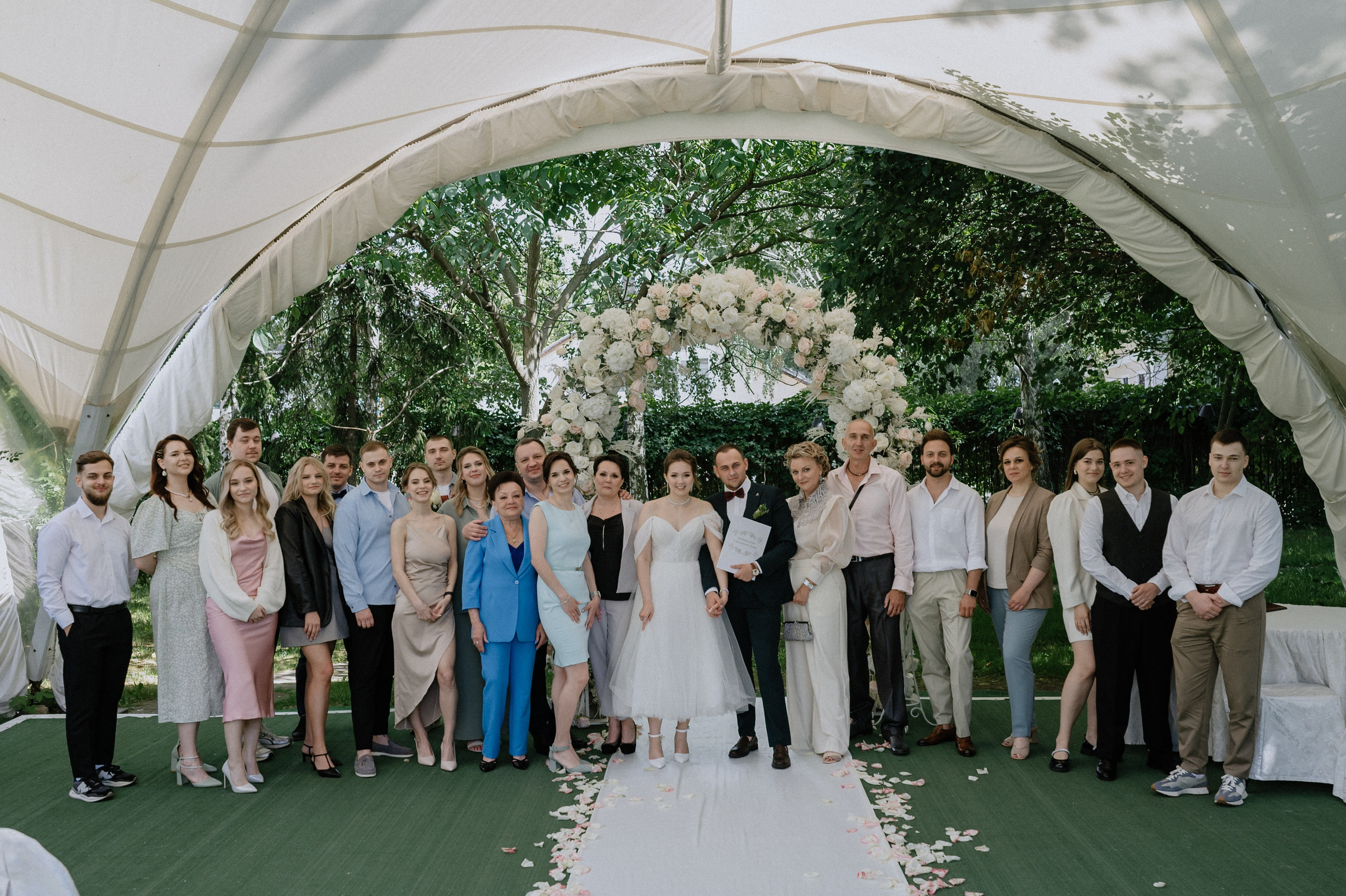 Фото с гостями на регистрации брака в Даниловском парк-отеле