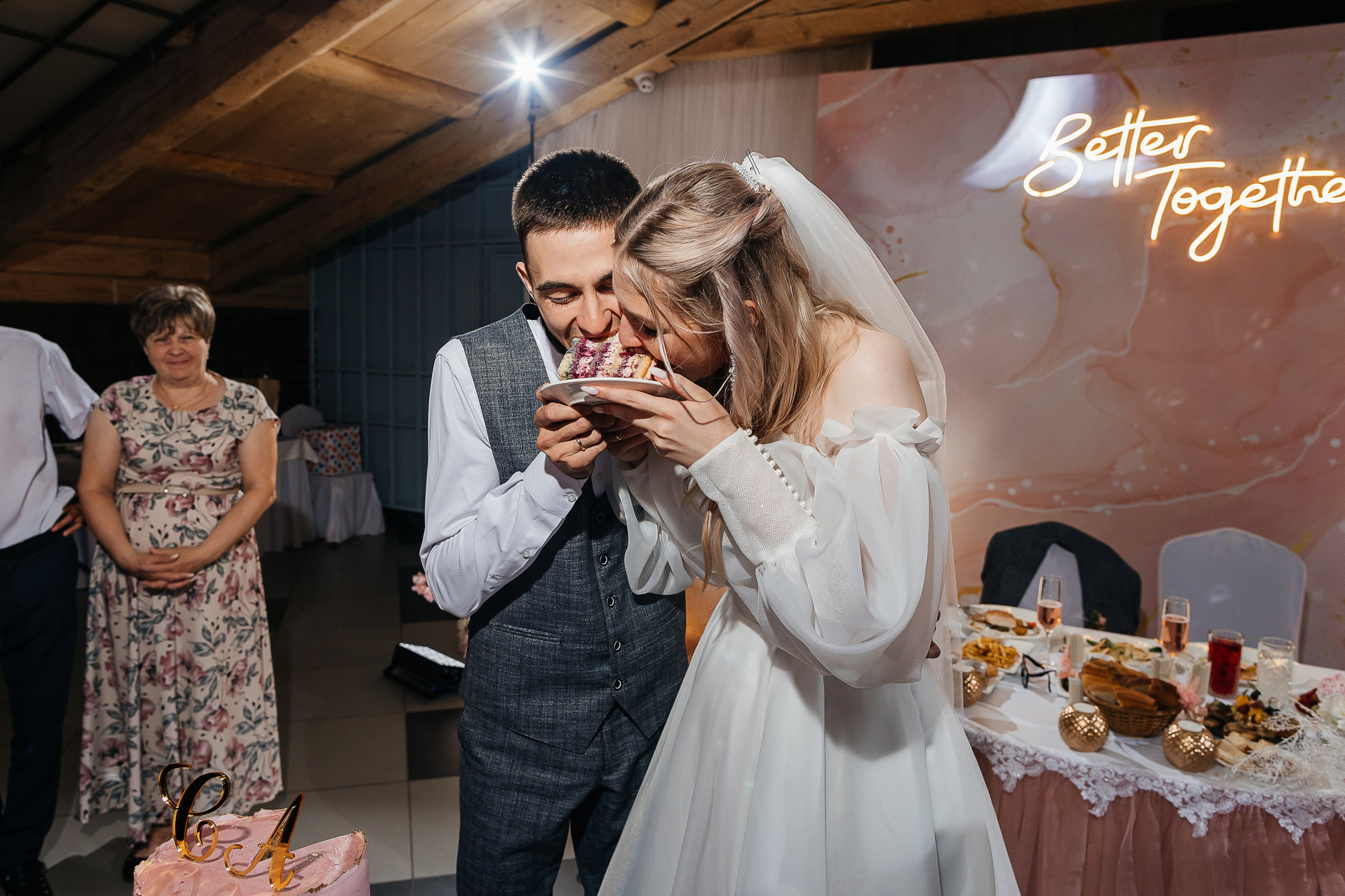 Чувственная первая встреча пары в отеле. Олег Сверчков | Свадебный фотограф Вологда