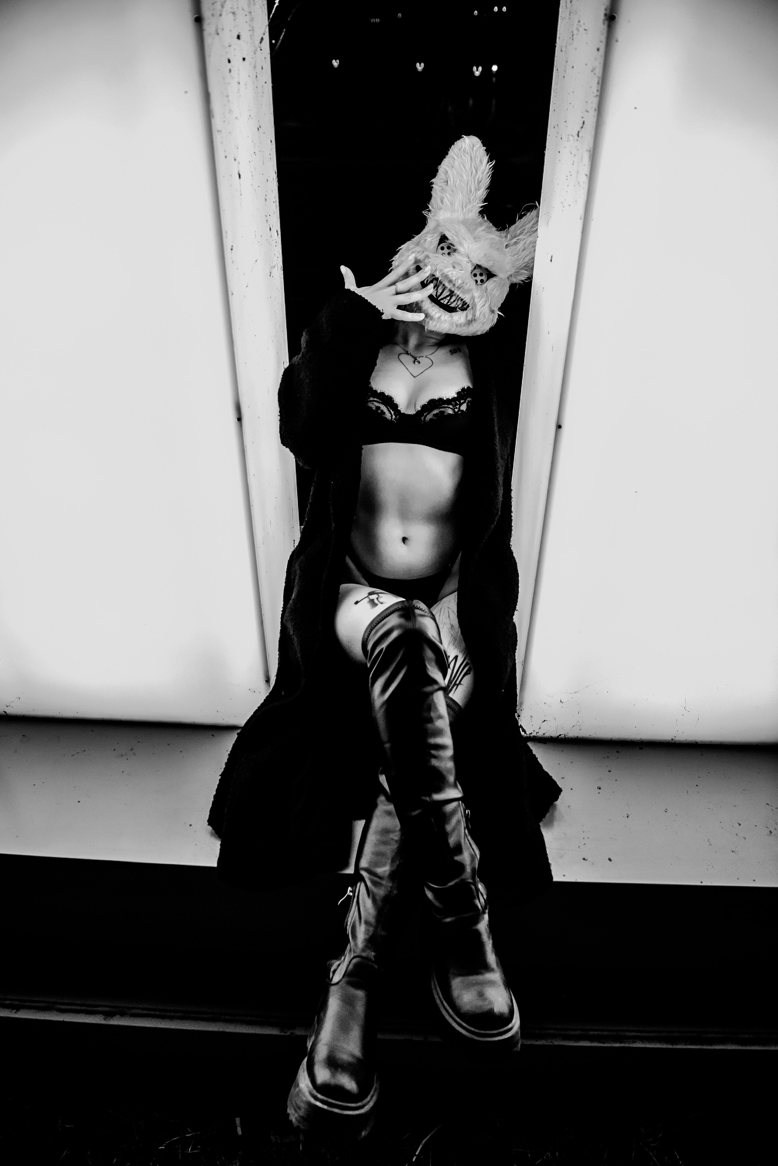 Полный рост модели в гранж образе - пример творческой фотосессии в Волгограде.