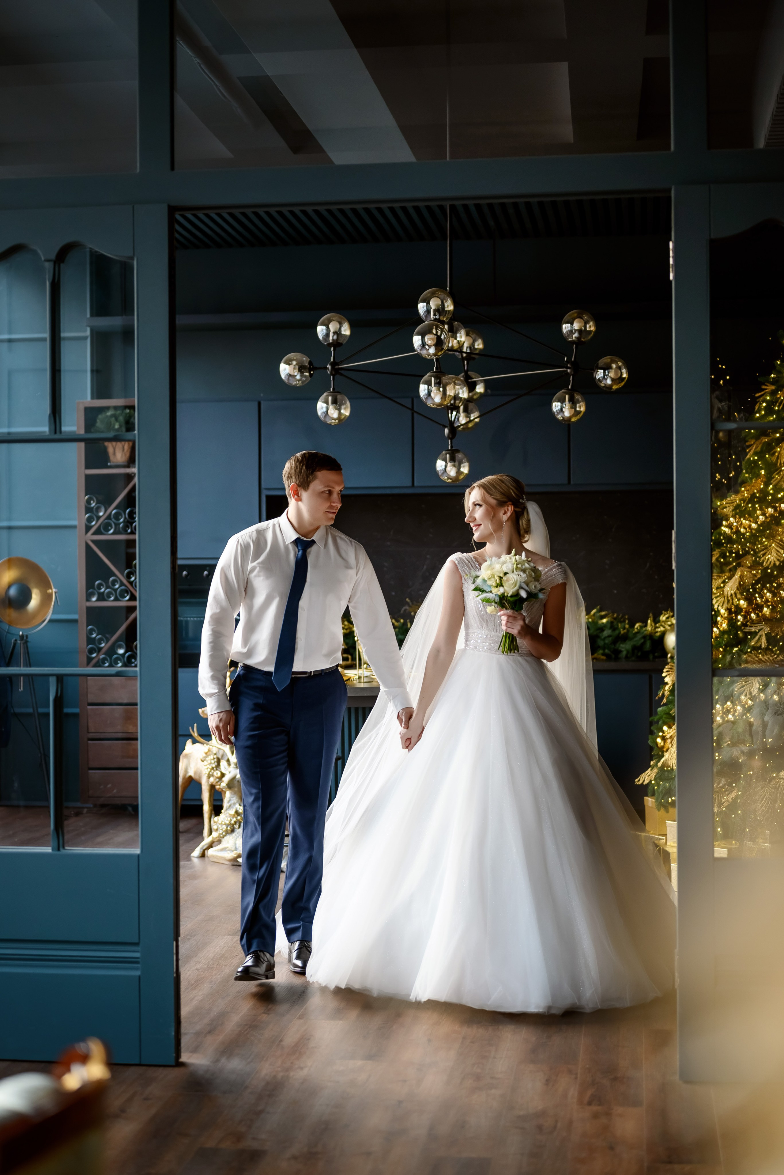 Свадебная фотосессия темно-синем зале фотостудии