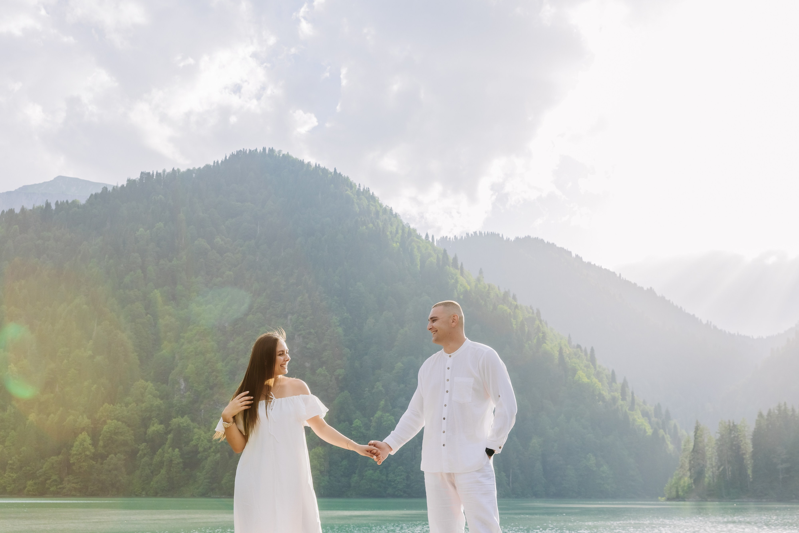 Фотосессия в Абхазии на прекрасном озере Рица. Свадебный фотограф в Абхазии, Сухум, Гагра, Сочи