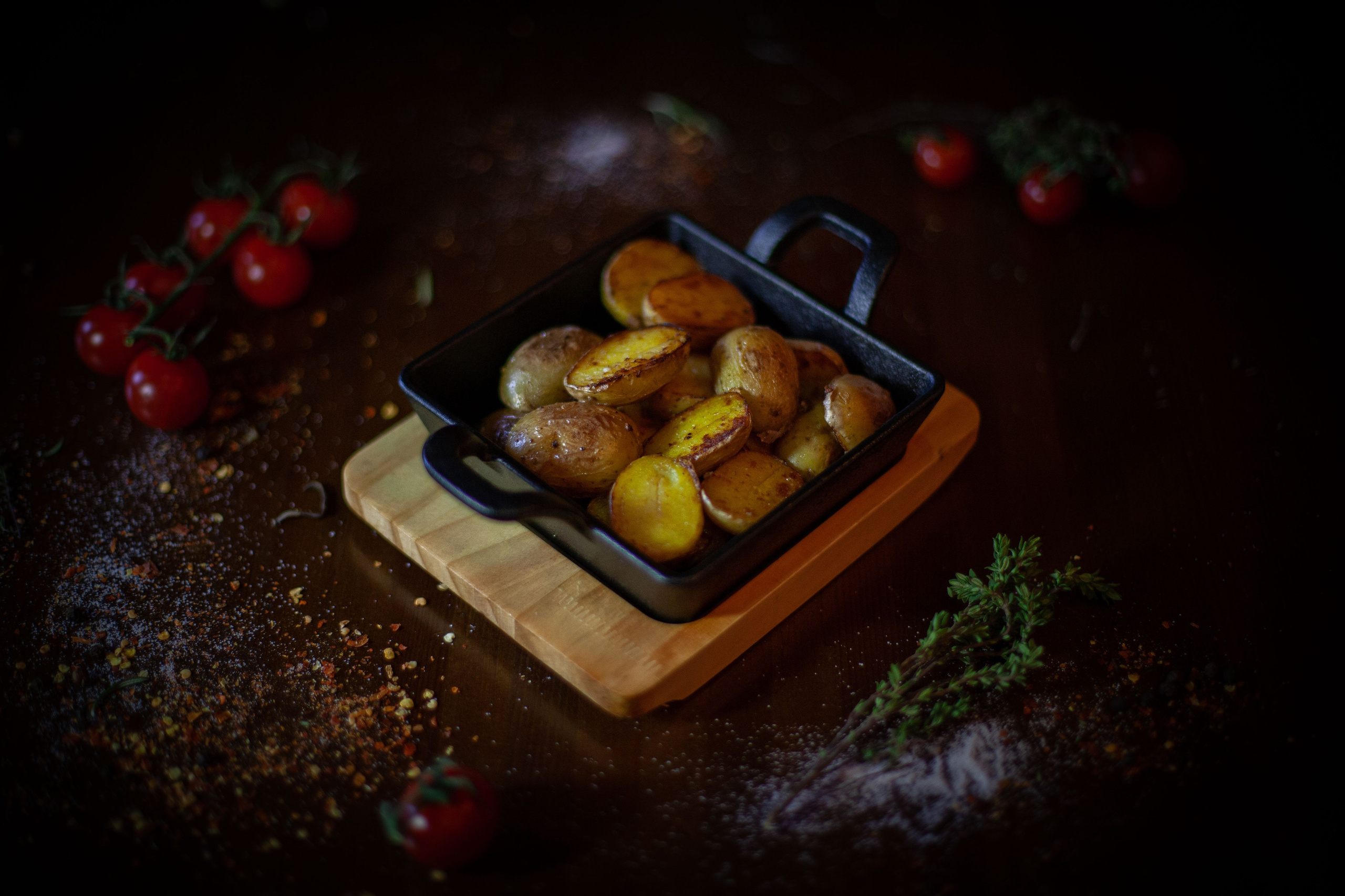 Хрустящая картошка по-деревенски, подается с овощным миксом и домашним соусом в стеклянной миске