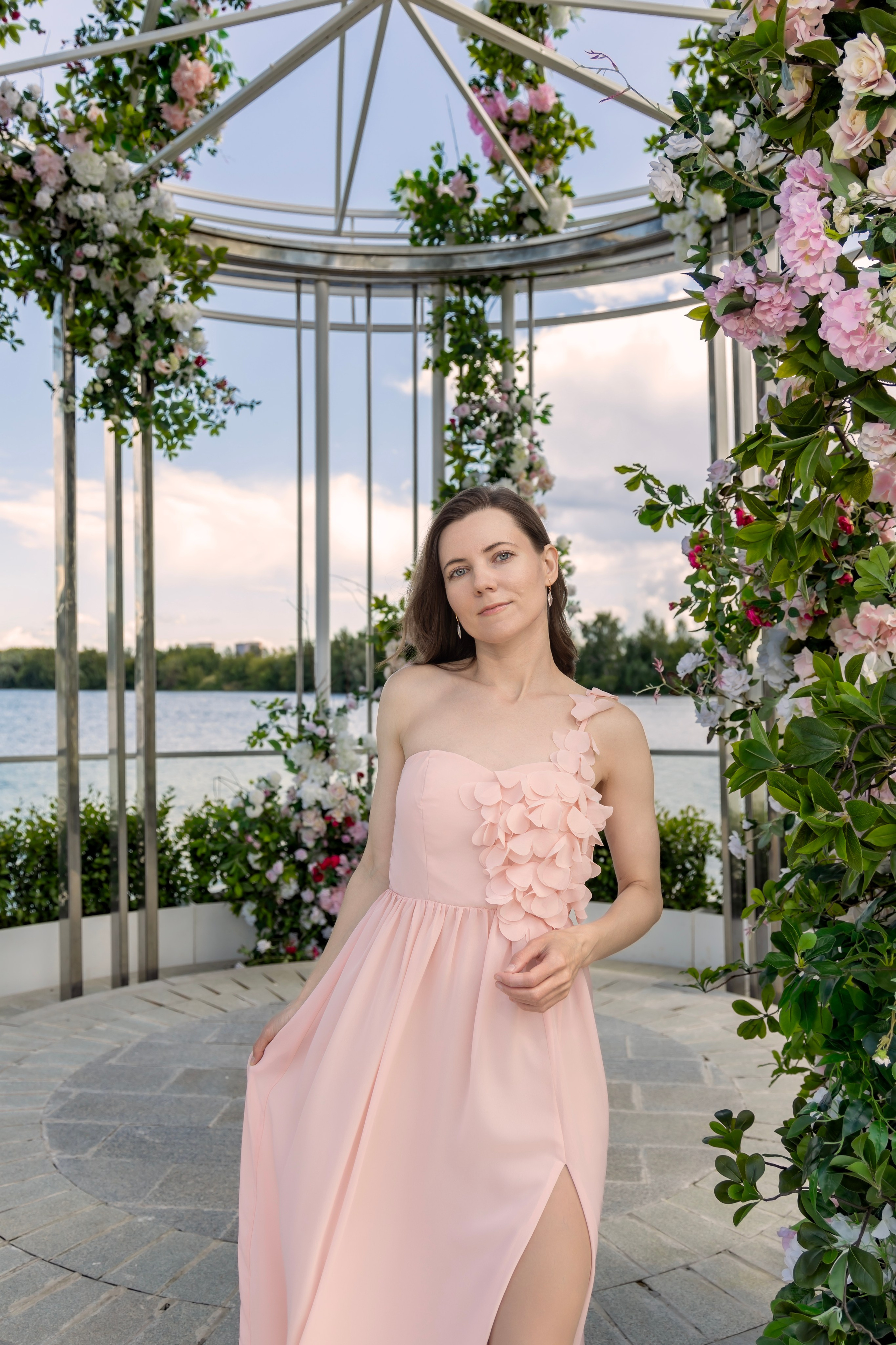 Фотосессия на новой набережной Коломенского: нежность, цветы и вдохновение. Репортажный, семейный и студийный фотограф в Москве Демин Алексей