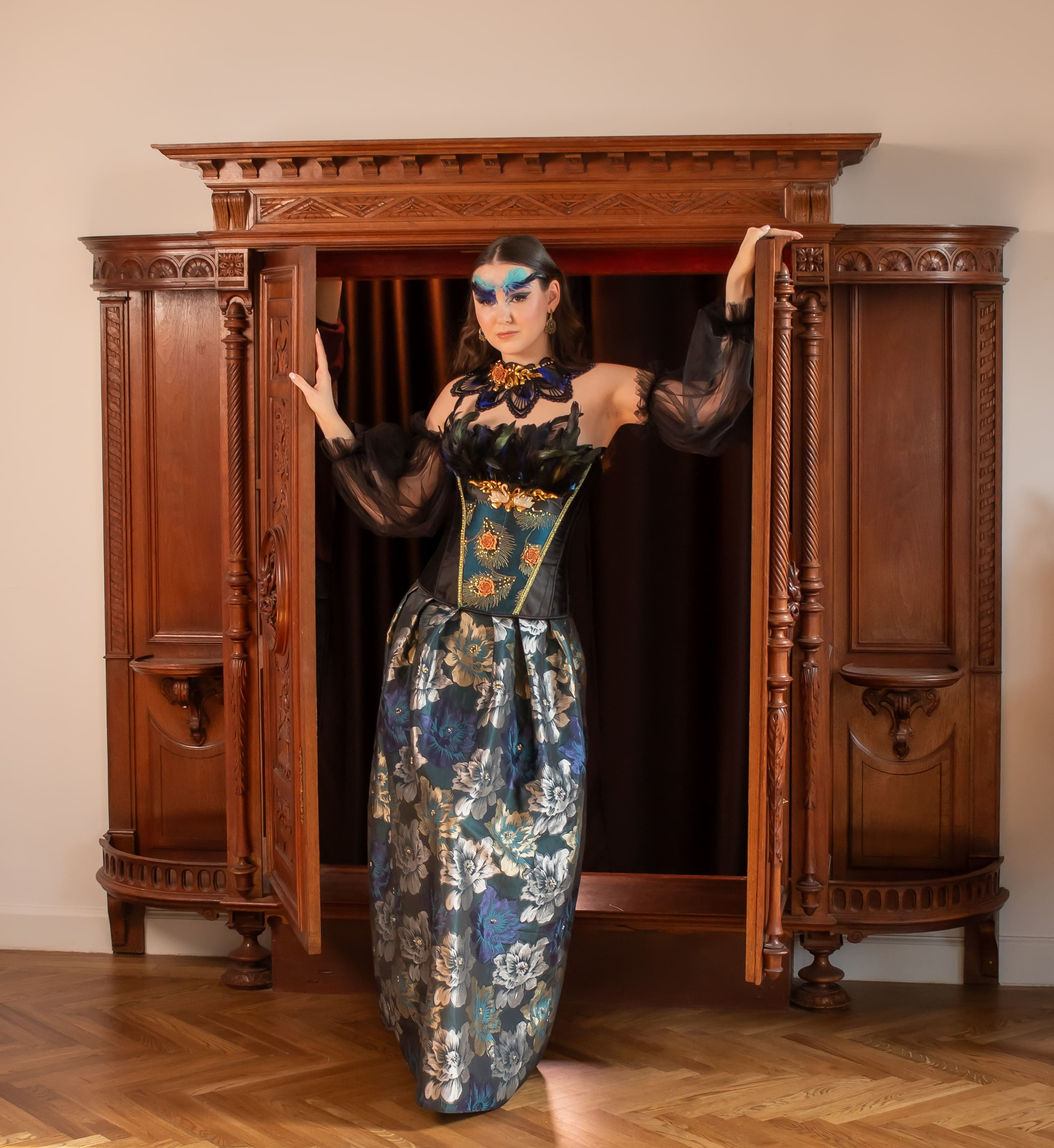 интерьерная фотосессия девушки в студии стильный портрет