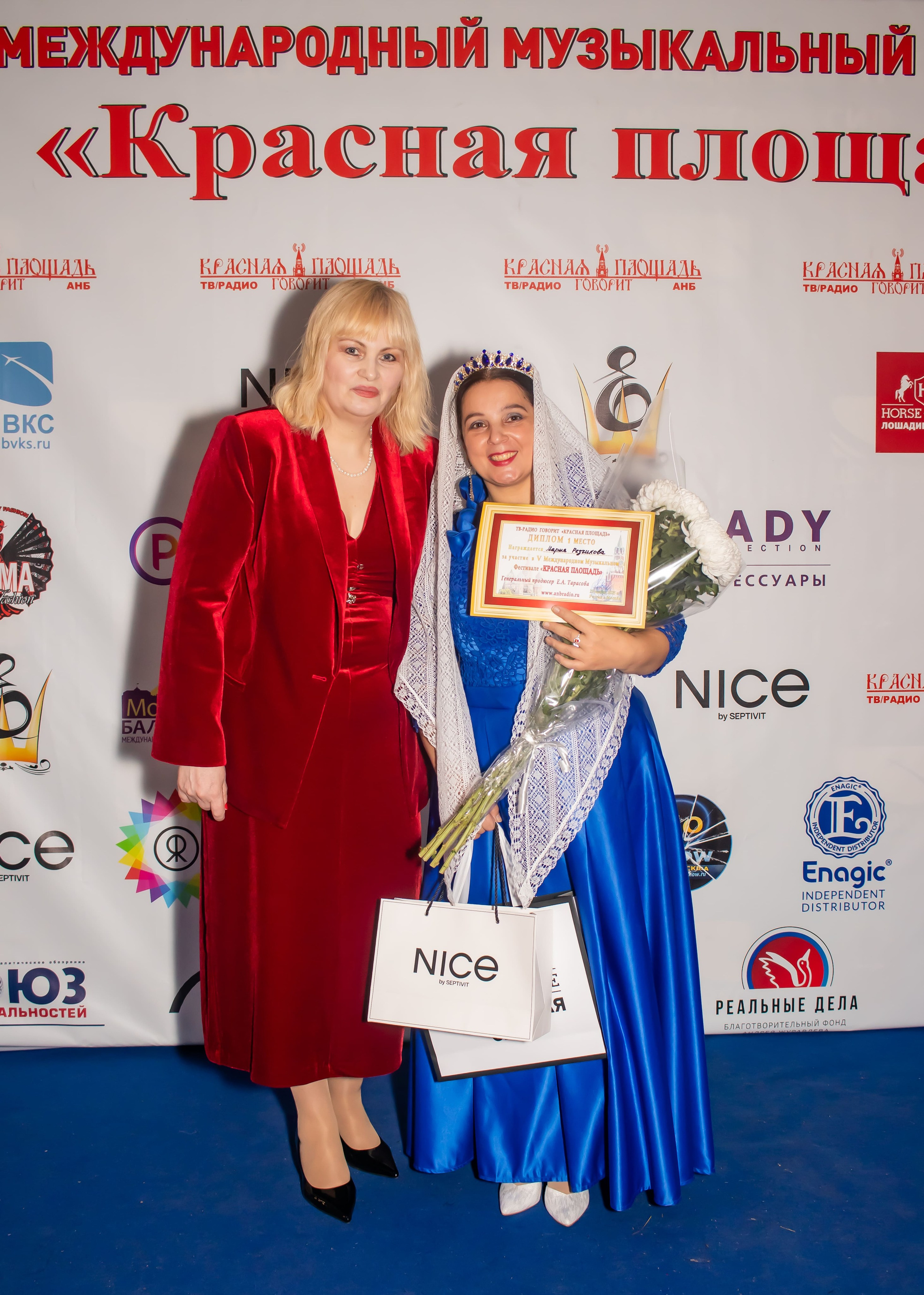 Вручение диплома участнице фестиваля «Красная площадь» · фотограф Карасёва Елена
