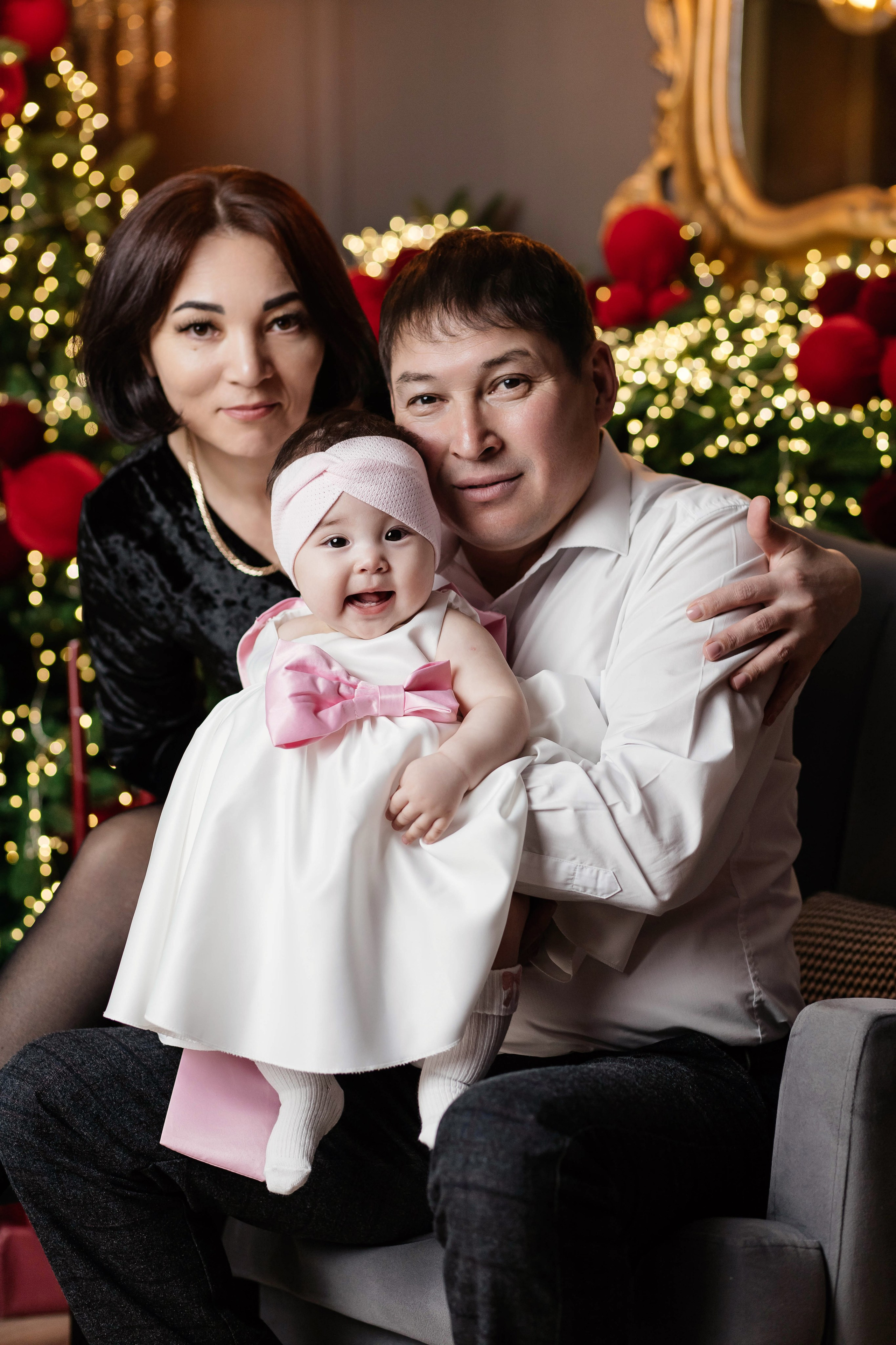 Семейная фотосессия Адия и Куан НГ 2026. Женский фотограф в Оренбурге Ирина Заводчикова