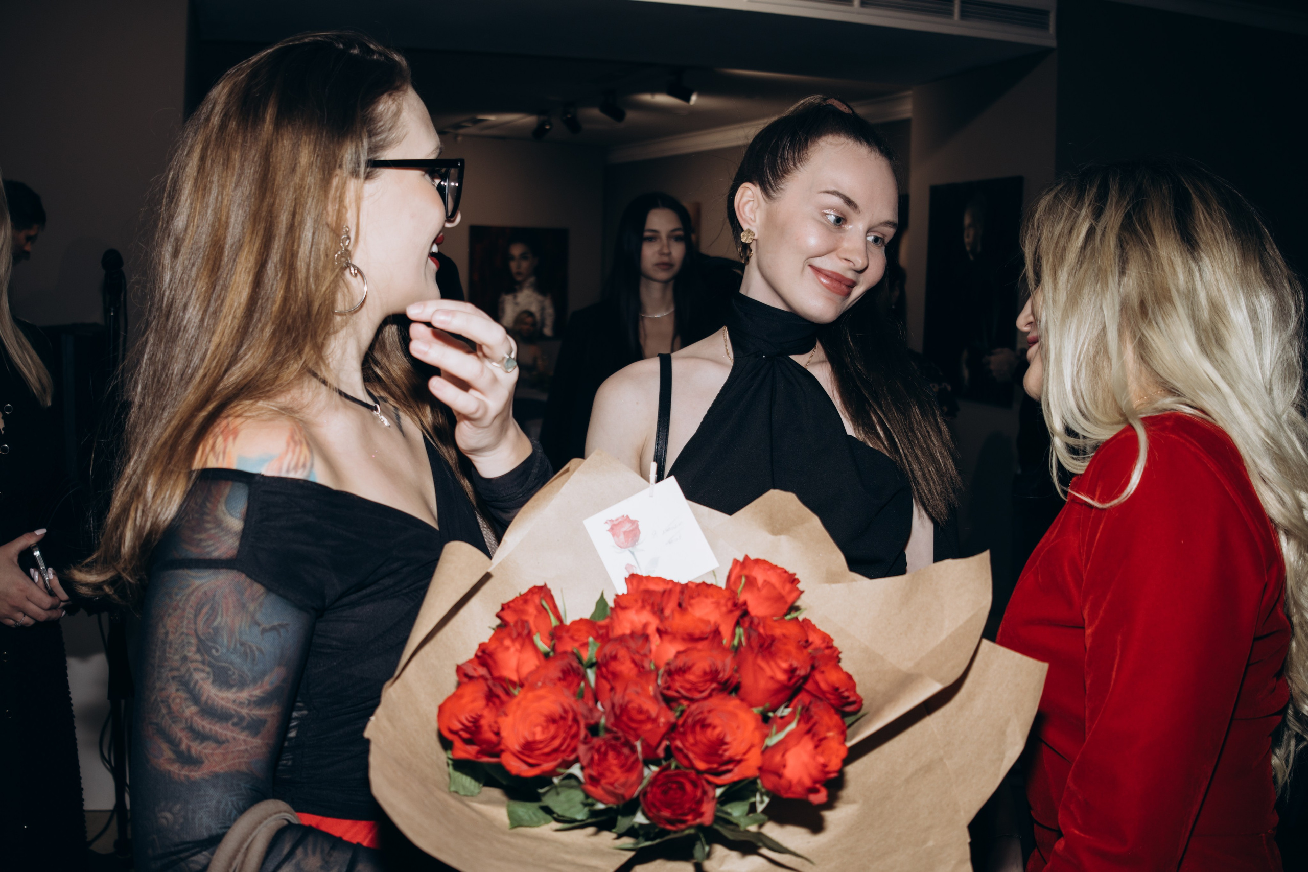 репортажная фотосъемка выставки художницы дарьи санатиной в москве