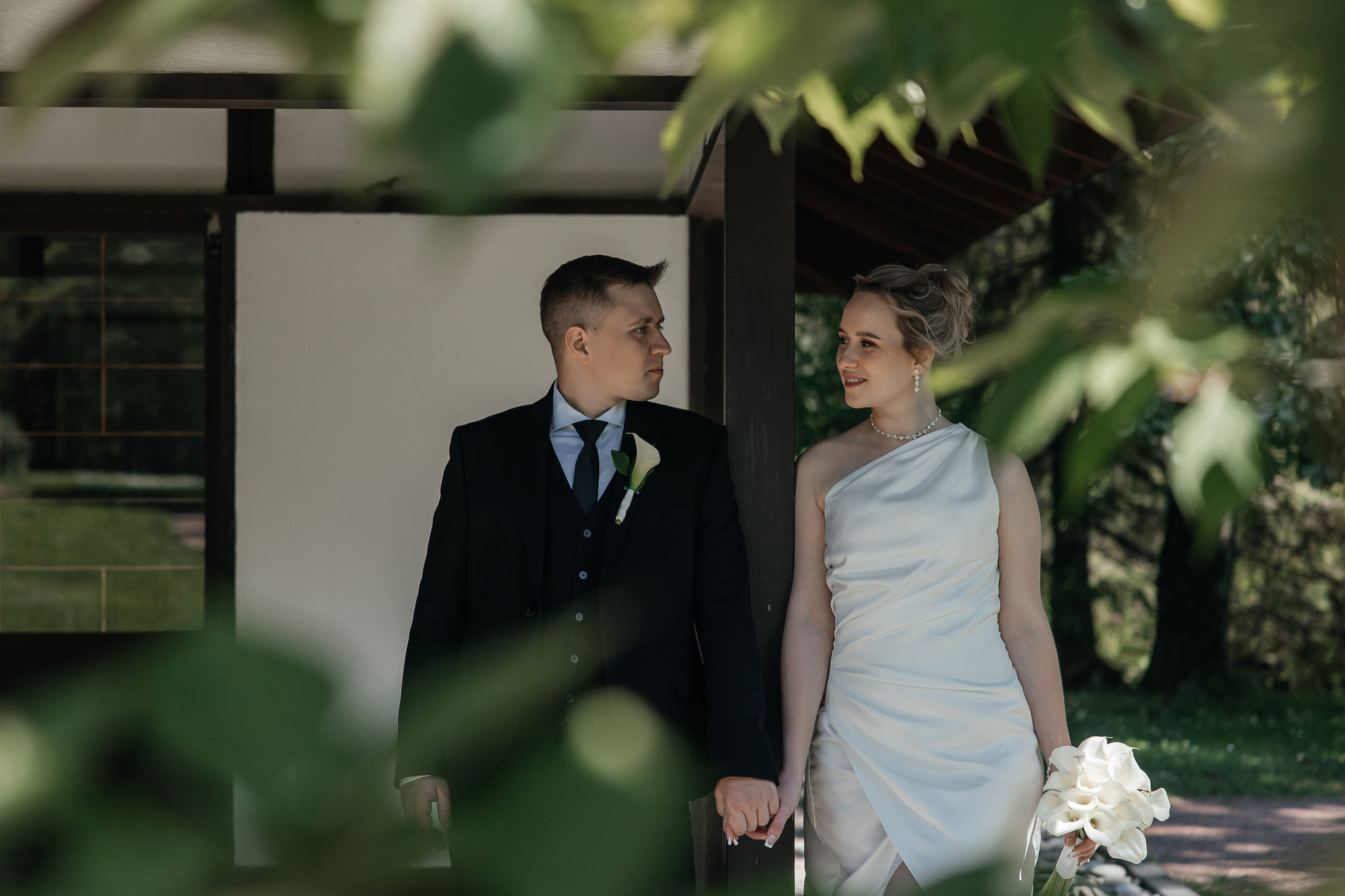 Свадебная фотосессия в Ботаническом саду имени Цицина. Свадебный фотограф в Москве Дарья Олендарёва