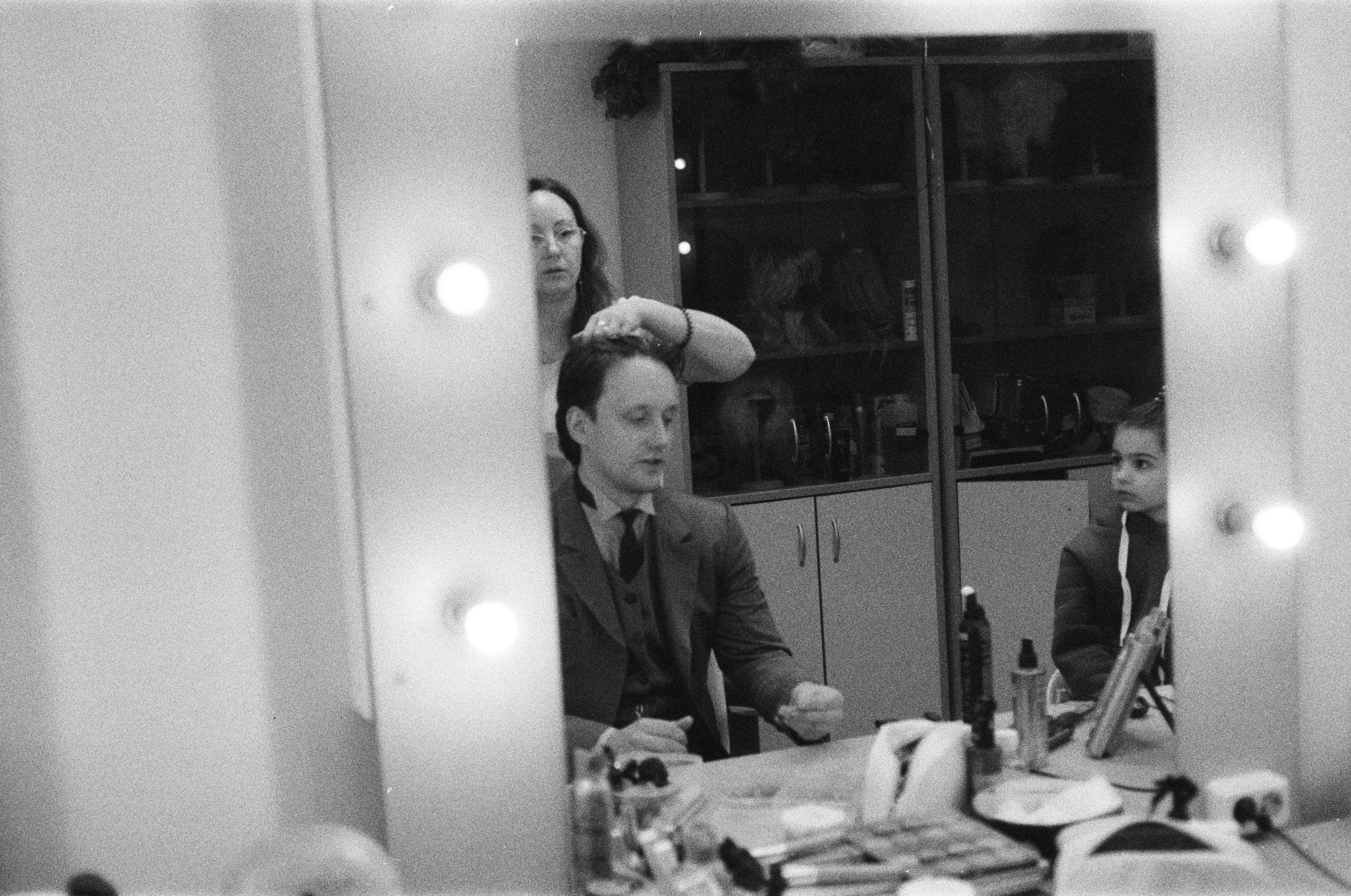 Фотосерия о магии театра и трансформации актёра: грим, костюмы, эмоции и визуальные метаморфозы на пути к сценическому образу. На фото — актёры Театра Стаса Намина и Мастерской Петра Фоменко. Фотограф: Ожерельев Лев