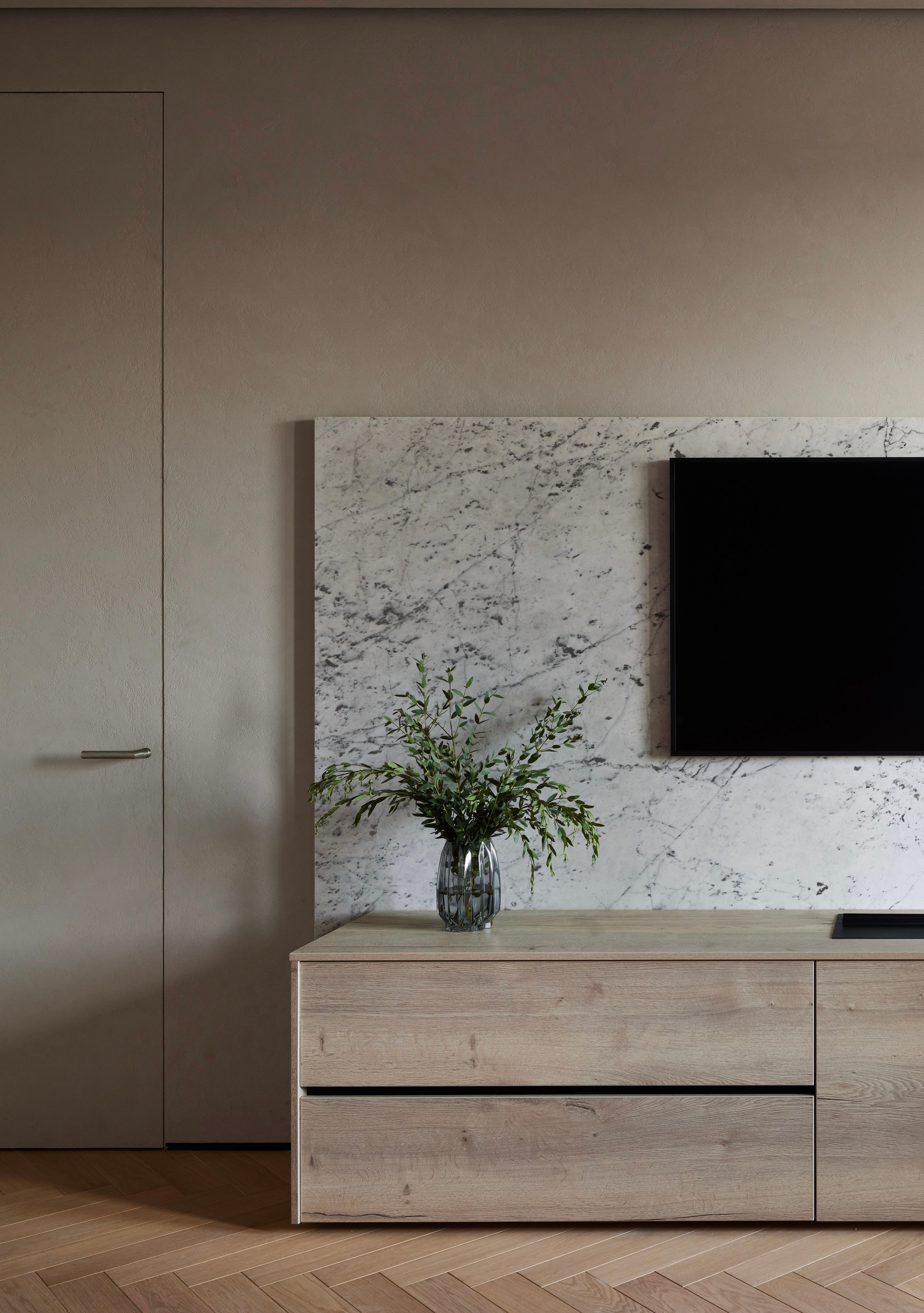 Интерьер кухни-гостиной с островом из натурального камня и биокамином. Автор проекта: Ксения Новикова (ksudsgn), дизайнер интерьеров из Санкт-Петербурга