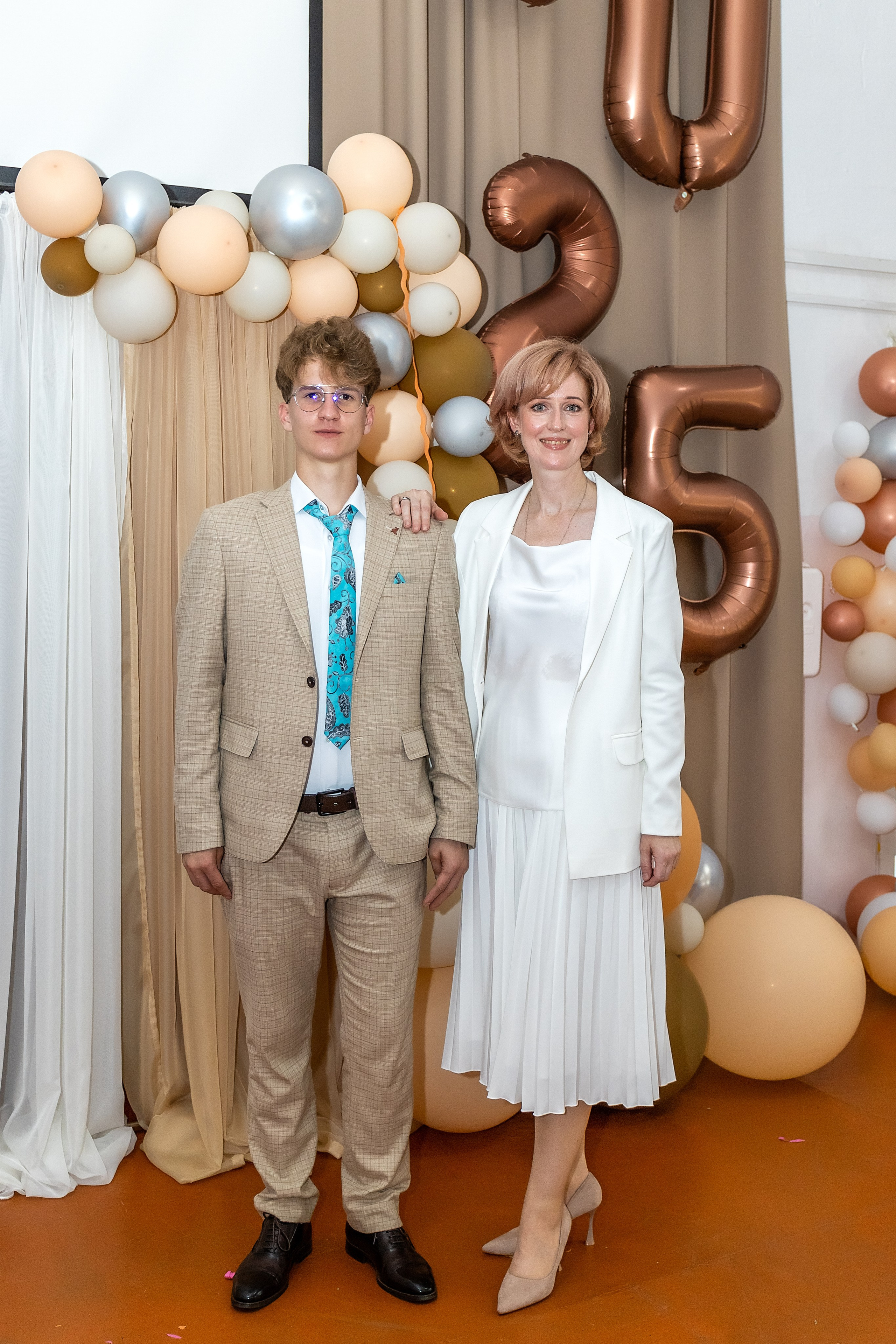 Выпускной. Школа 22, 11 класс. Стильный выпускной альбом Владивосток фотограф Вероника Мигачева