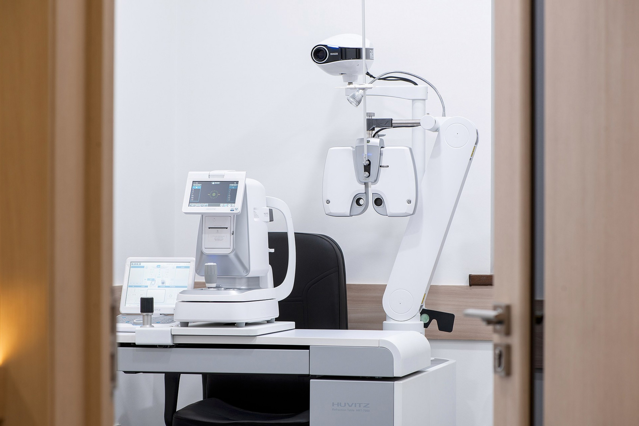 Офтальмологический кабинет с диагностическим оборудованием — пример интерьерной фотосъёмки медицинского пространства