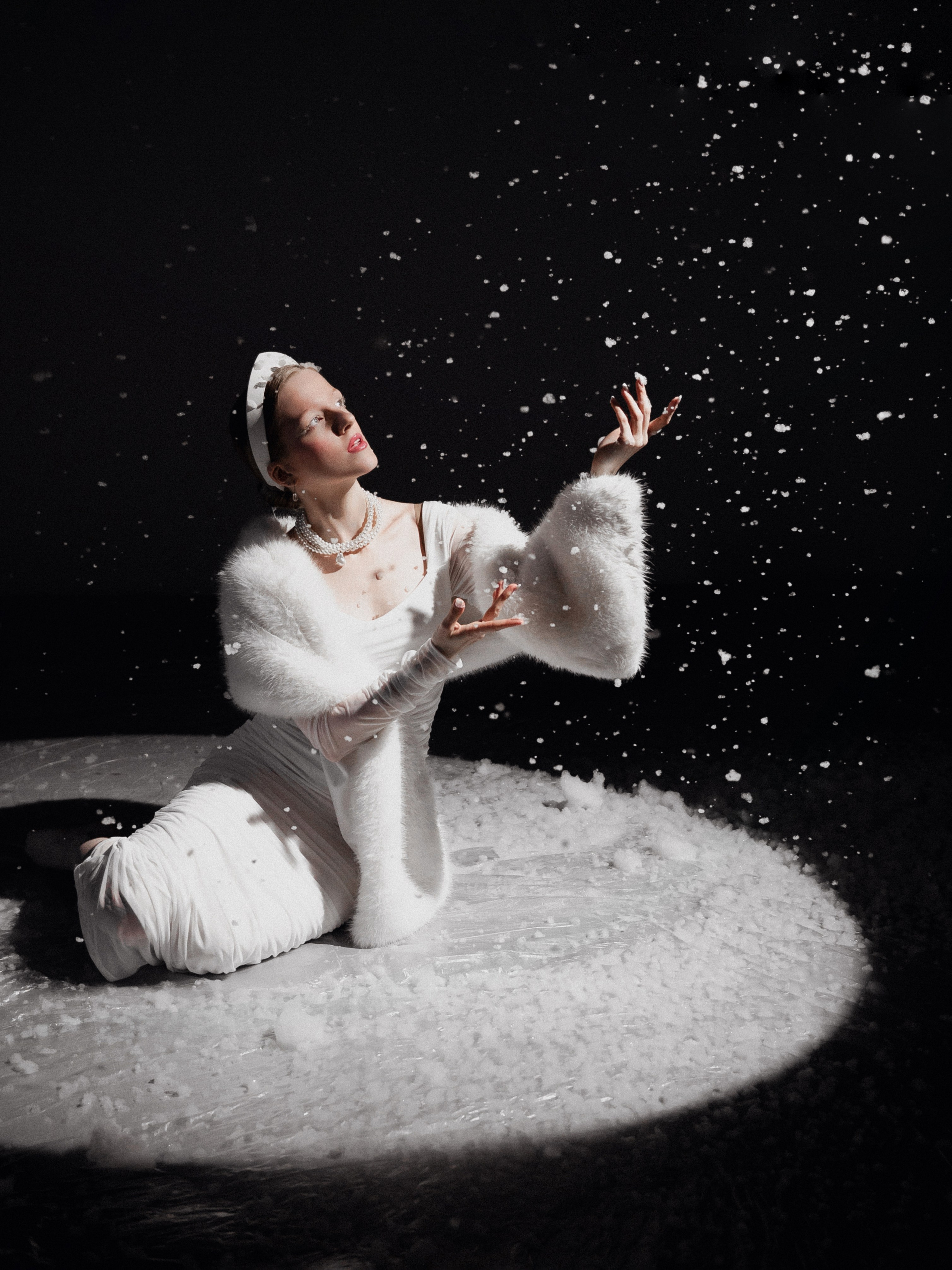 Красивый портрет девушки сбоку — эстетическая фотосессия