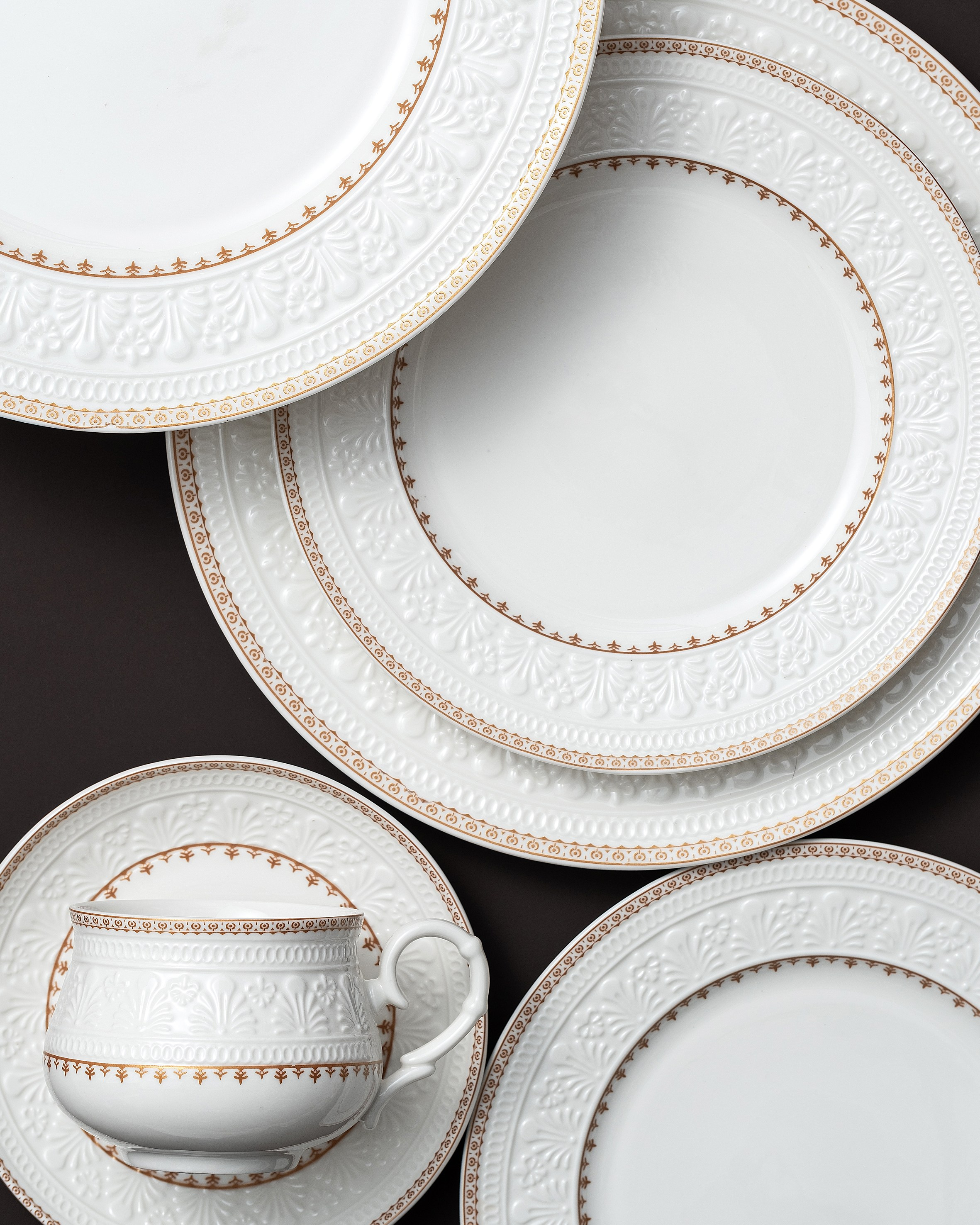 Предметная фотосъёмка сервиза в Алматы — тарелки с золотистым узором, студийная съёмка для маркетплейсов.