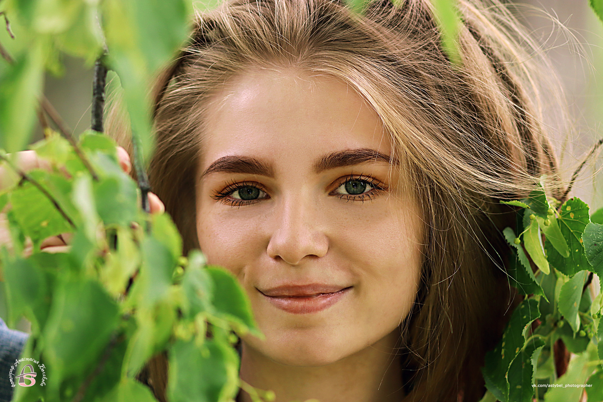 Фотосессия Елены в летнем Гатчинском парке. Фотограф Анастасия Белякова в Санкт-Петербурге и Гатчине