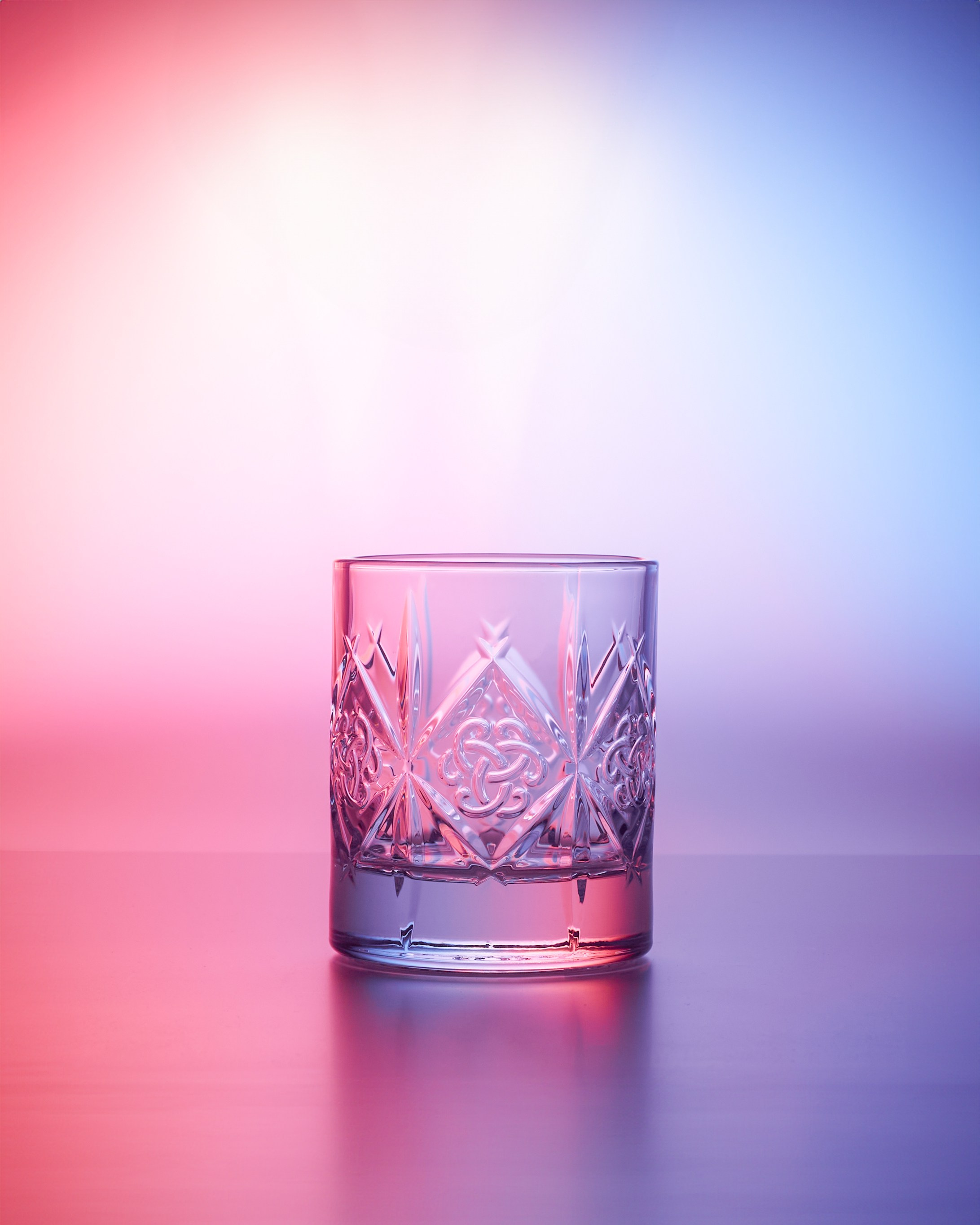 съемка стеклянных бокалов с цветным светом