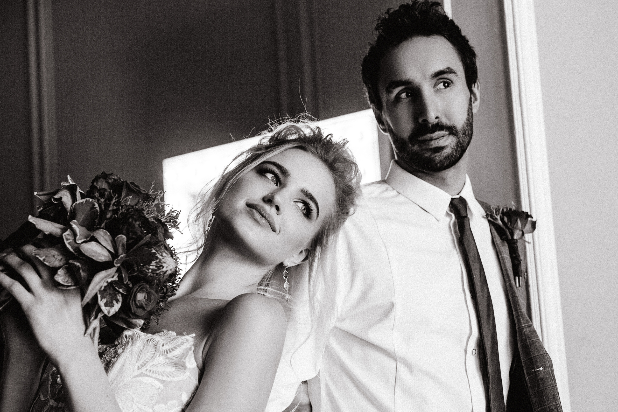 Свадебные фото в черно-белом стиле, подчеркнут особый характер вашей пары.