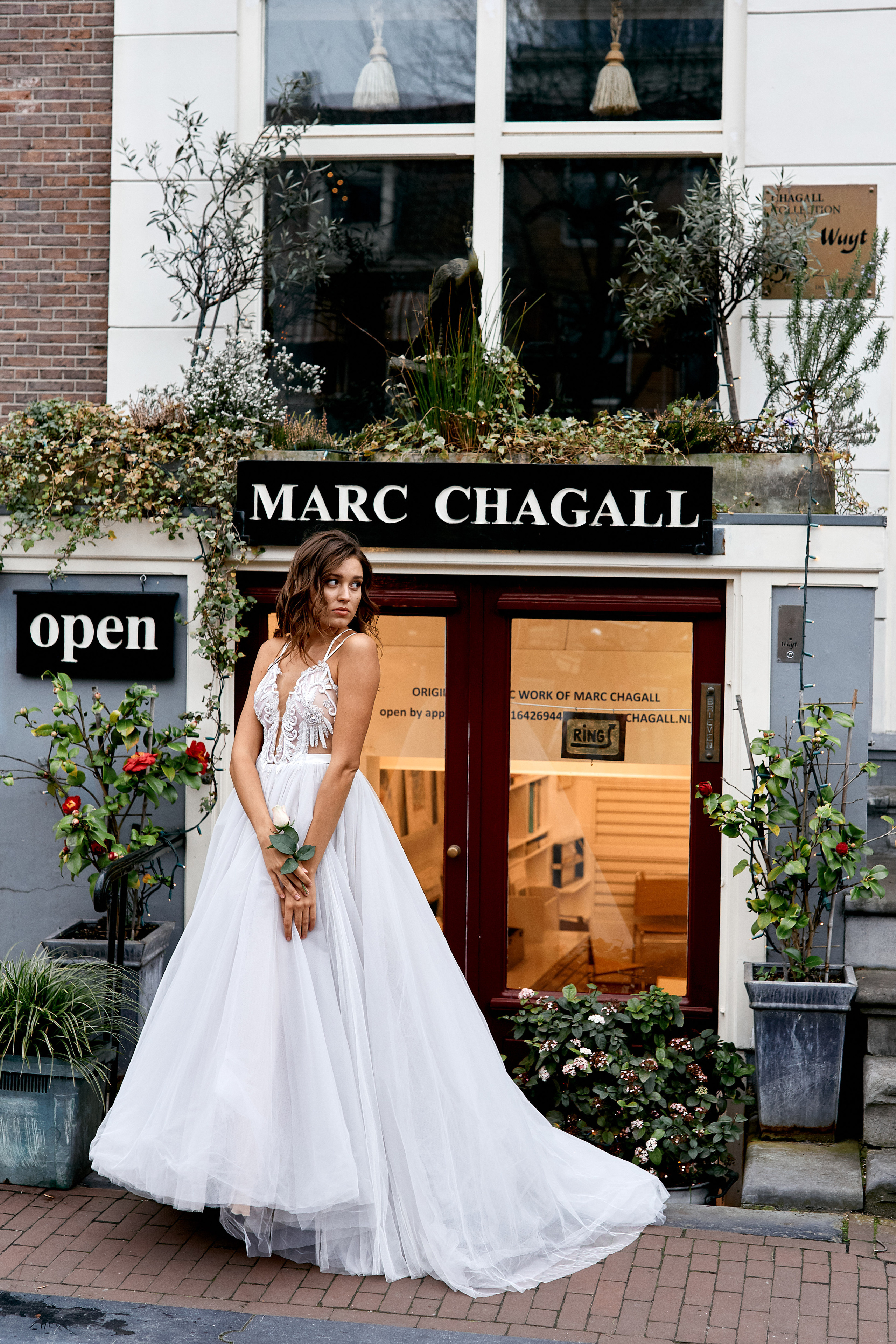 Готовые свадебные фотографии на стилизованном физическом носителе можно отправить в любой уголок страны.