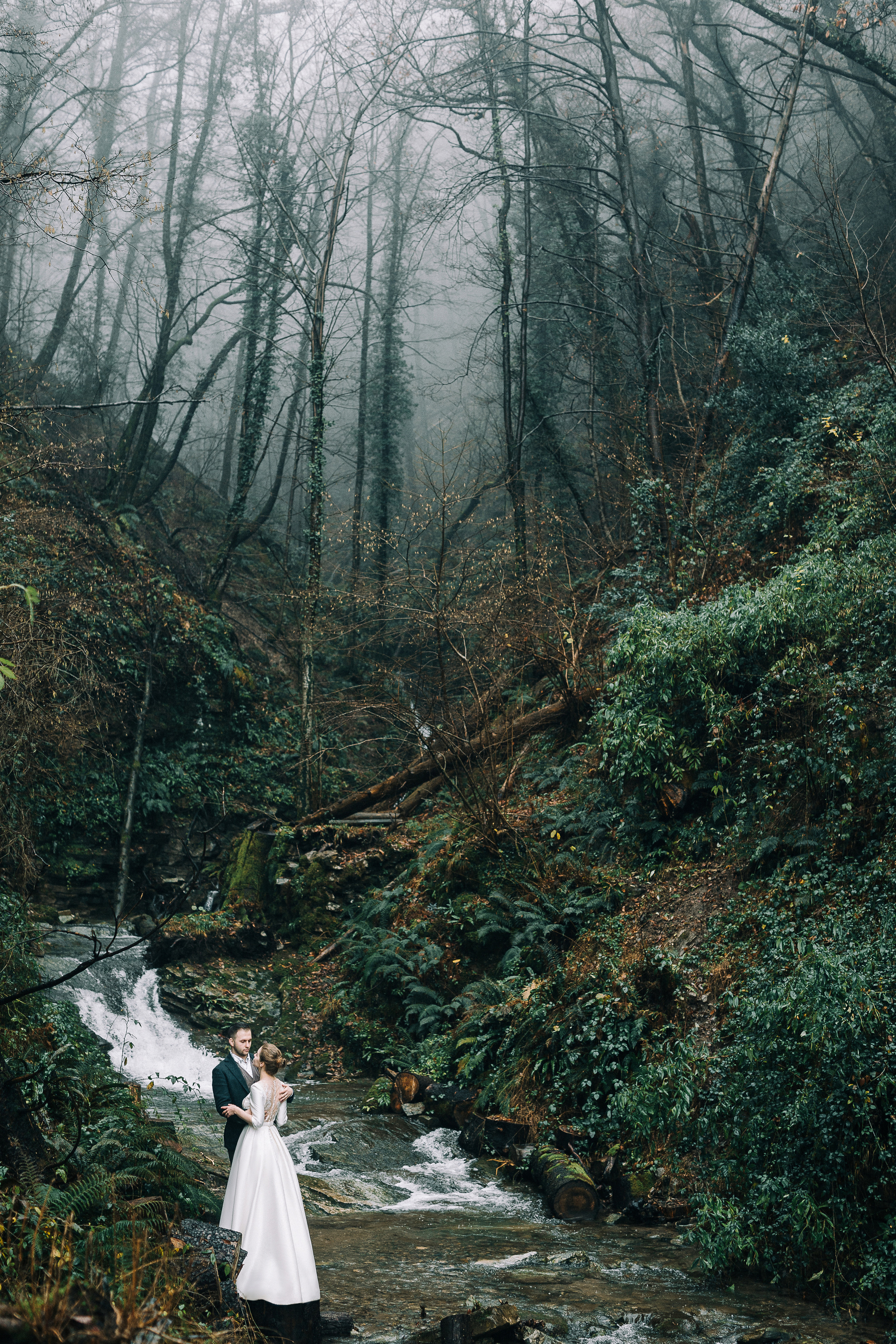 Выбирая фотографа для свадебной съемки необходимо понимать, что хороший специалист редко соглашается работать за небольшие деньги. Лучше вложить немного больше денег для того, чтобы не разочароваться в результате.