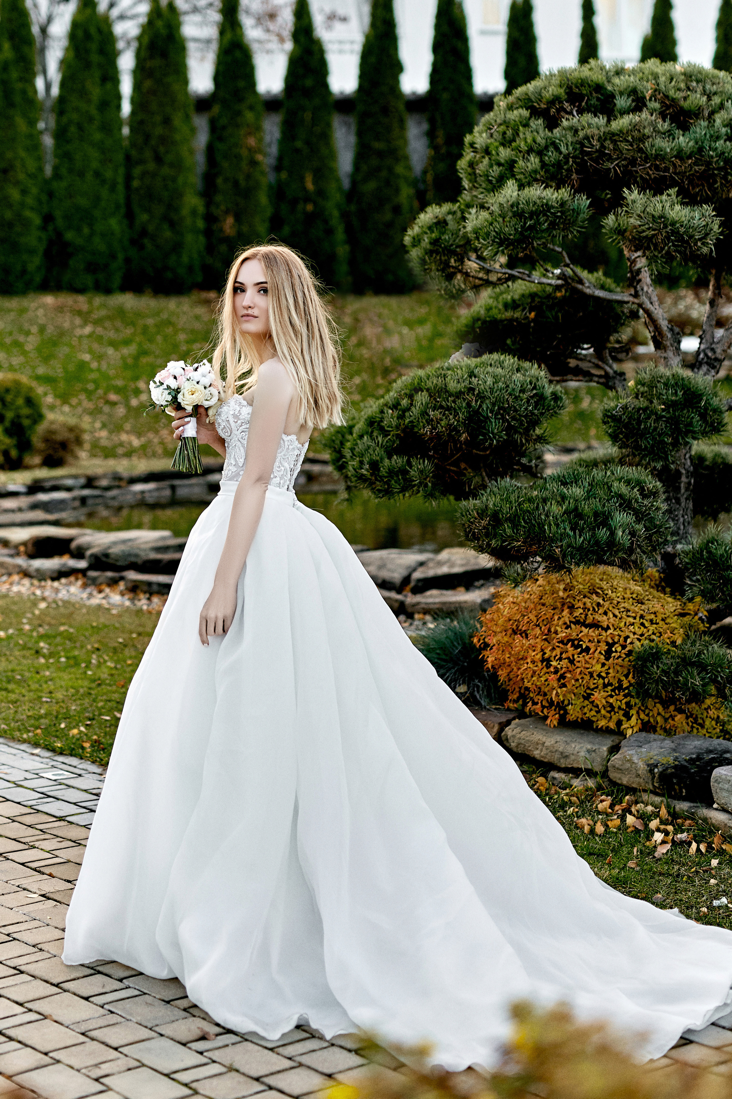 Вы можете договориться с фотографом, для какой именно части праздника понадобится съемка - для некоторых она нужна только на регистрации, кто-то выбирает банкет.