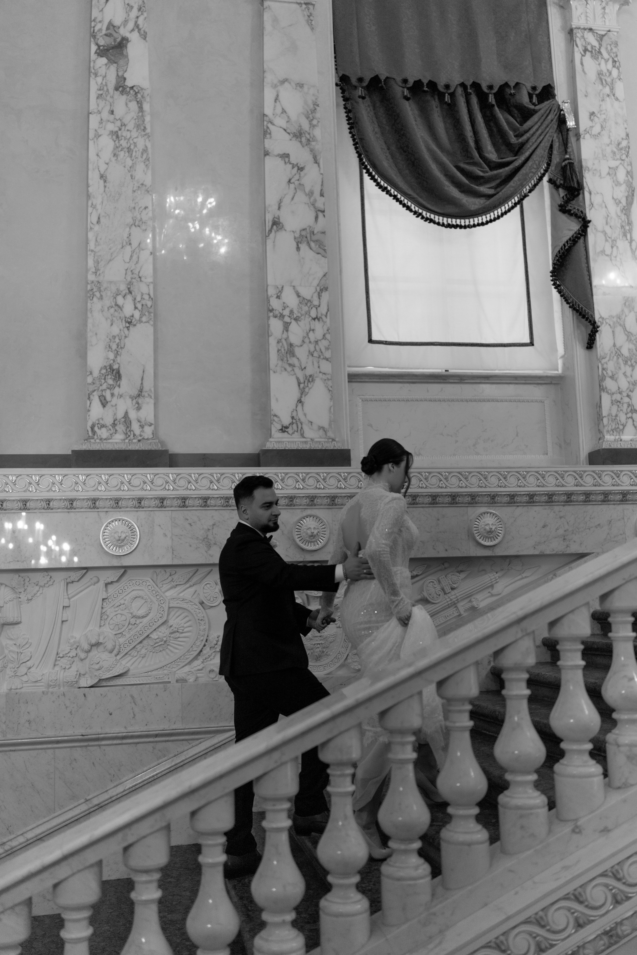 Wedding photographer Nika Litvinova Санкт Петербург профессиональная черно белая съемка на лестнице