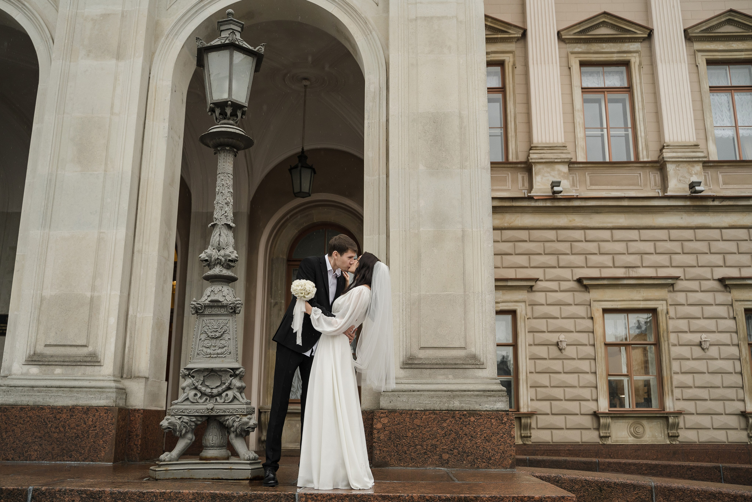 Где провести свадебную фотосессию в Санкт-Петербурге во время дождя