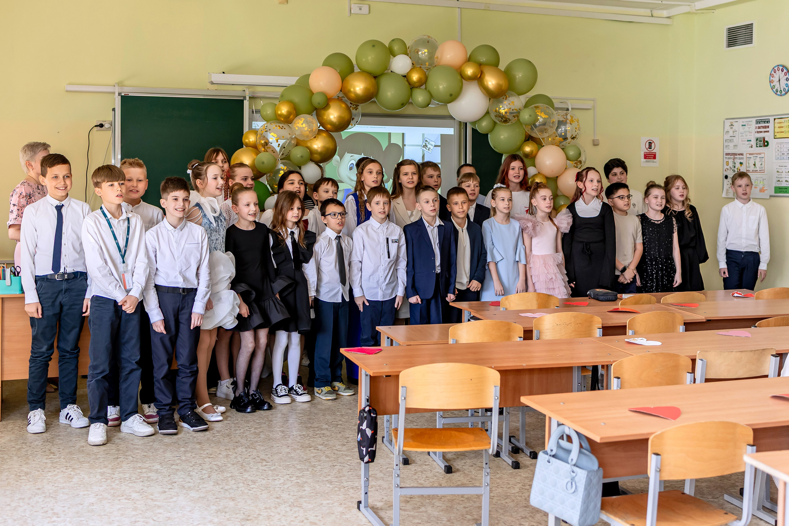 Выпускной в начальной школе в классе. Фотограф и видеограф Москва. Свадебный фотограф, видеограф. Выпускные альбомы. Оживающие альбомы