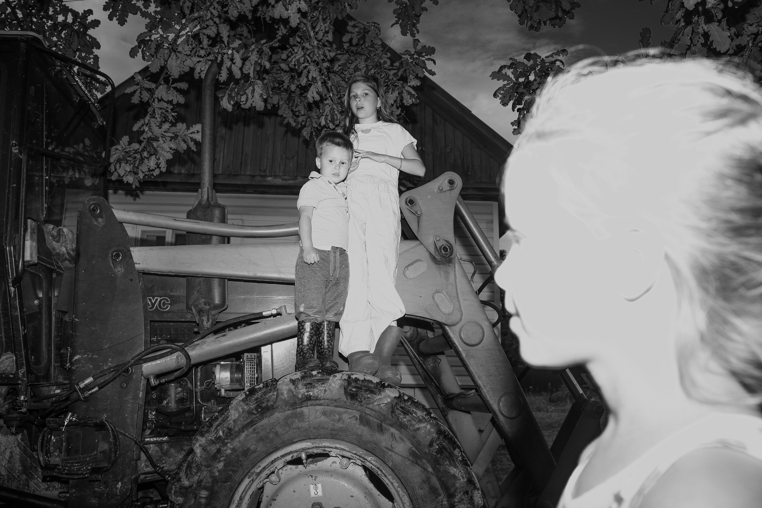 Портрет девочки с серьезным взглядом. Монохромная фотография