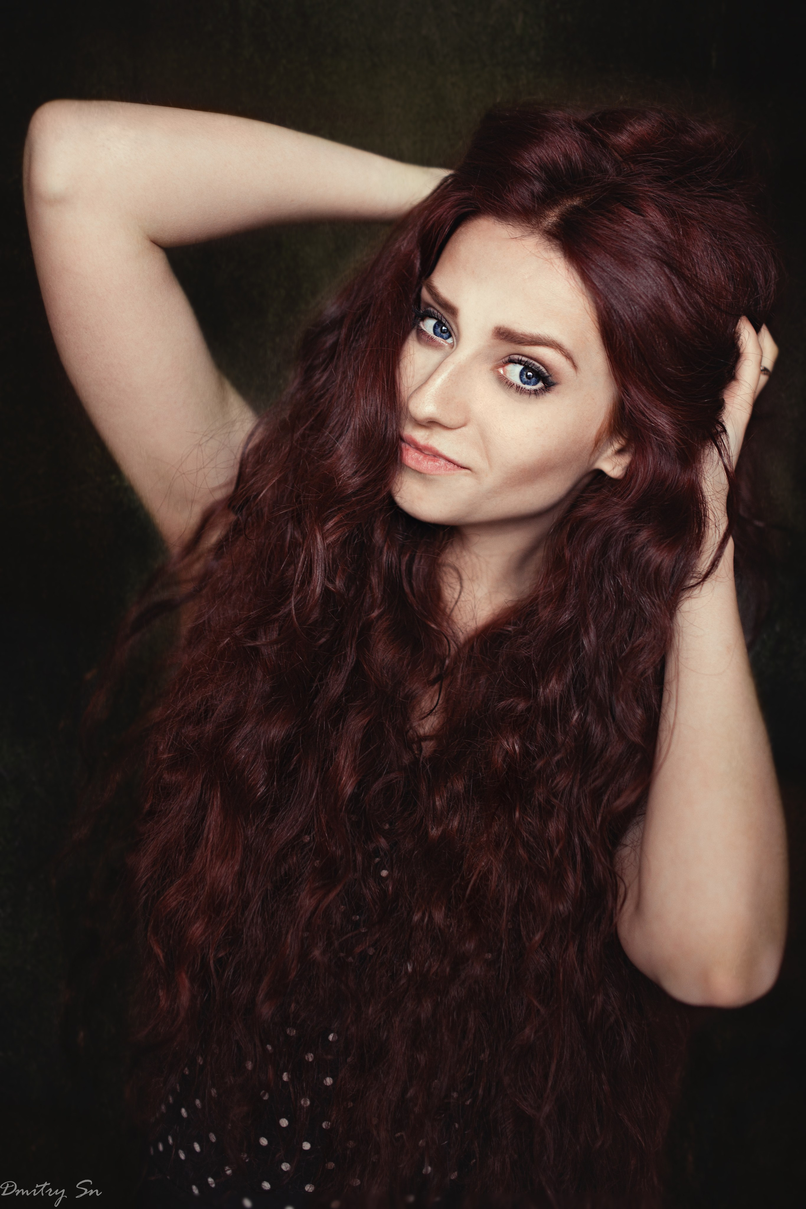 Фотосет в минималистичном стиле с Эвелиной у окна в формате для «себя»