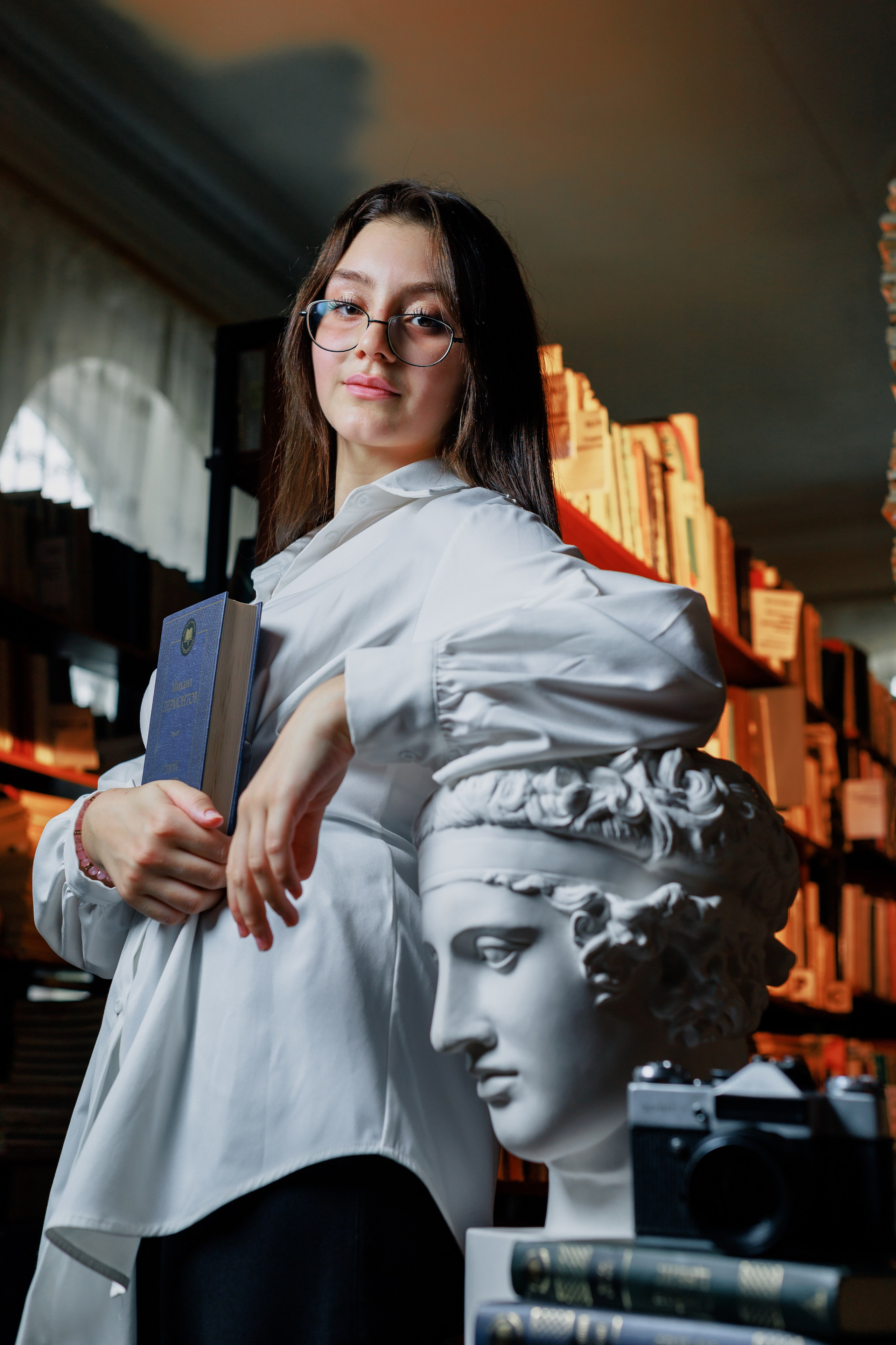 Выпускная фотосессия в библиотеке: девочка в нарядной одежде на фоне книжных полок, портретный кадр. Выпускные альбомы Черкесск, Вырускные альбомы карачаевск, выпускные альбомы Георгиевск Выпускные альбомы Пятигорск, Выпускные альбомы Ставрополь, выпускные альбомы железноводск, Выпускные альбомы Кисловодск, Школьный фотограф Ставрополь, Школьный фотограф Черкесск, школьный фотограф Пятигорск, школьный фотограф Кисловодск