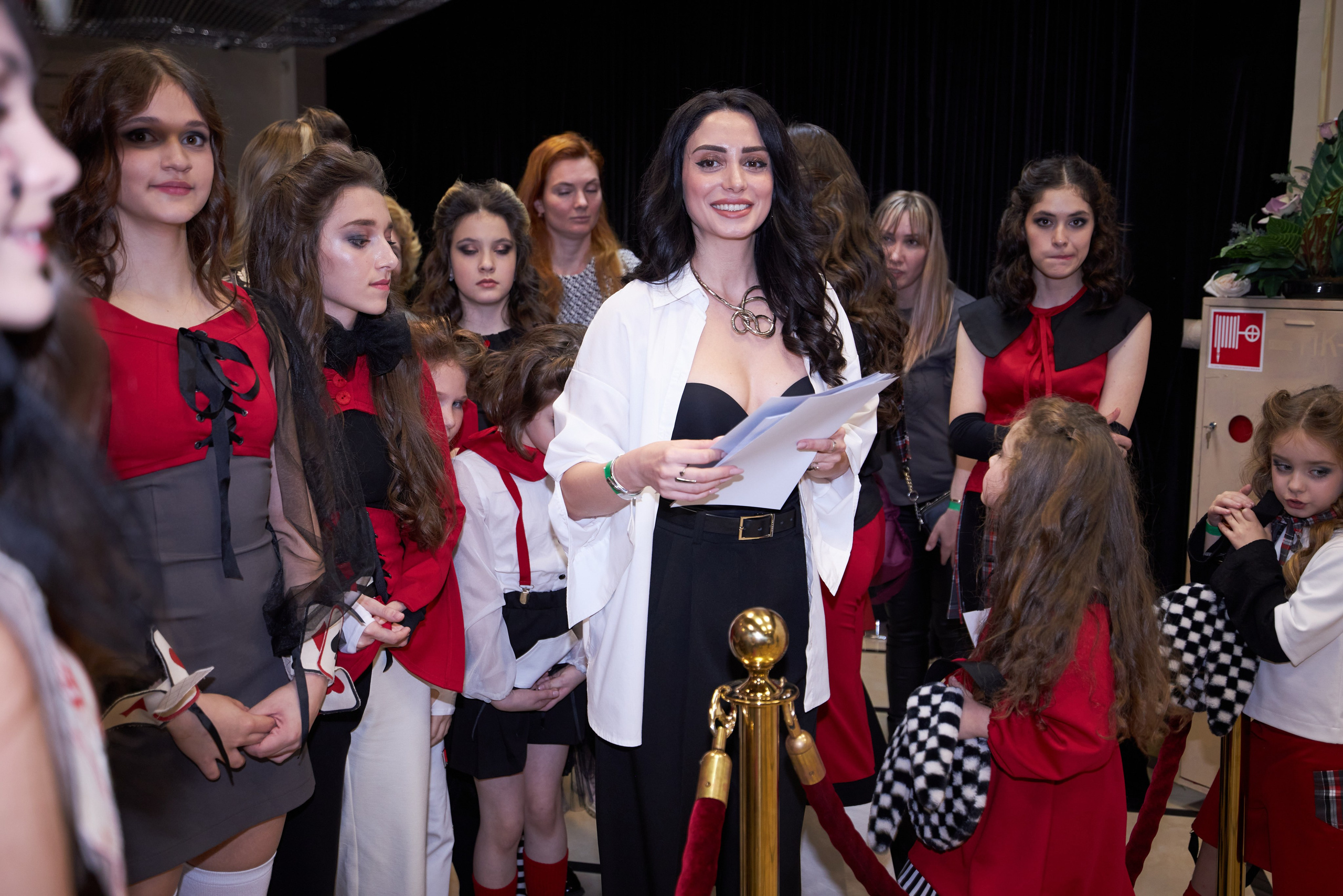 Estet Fashion Week 2023 - фото с дипломами у пресс-вола