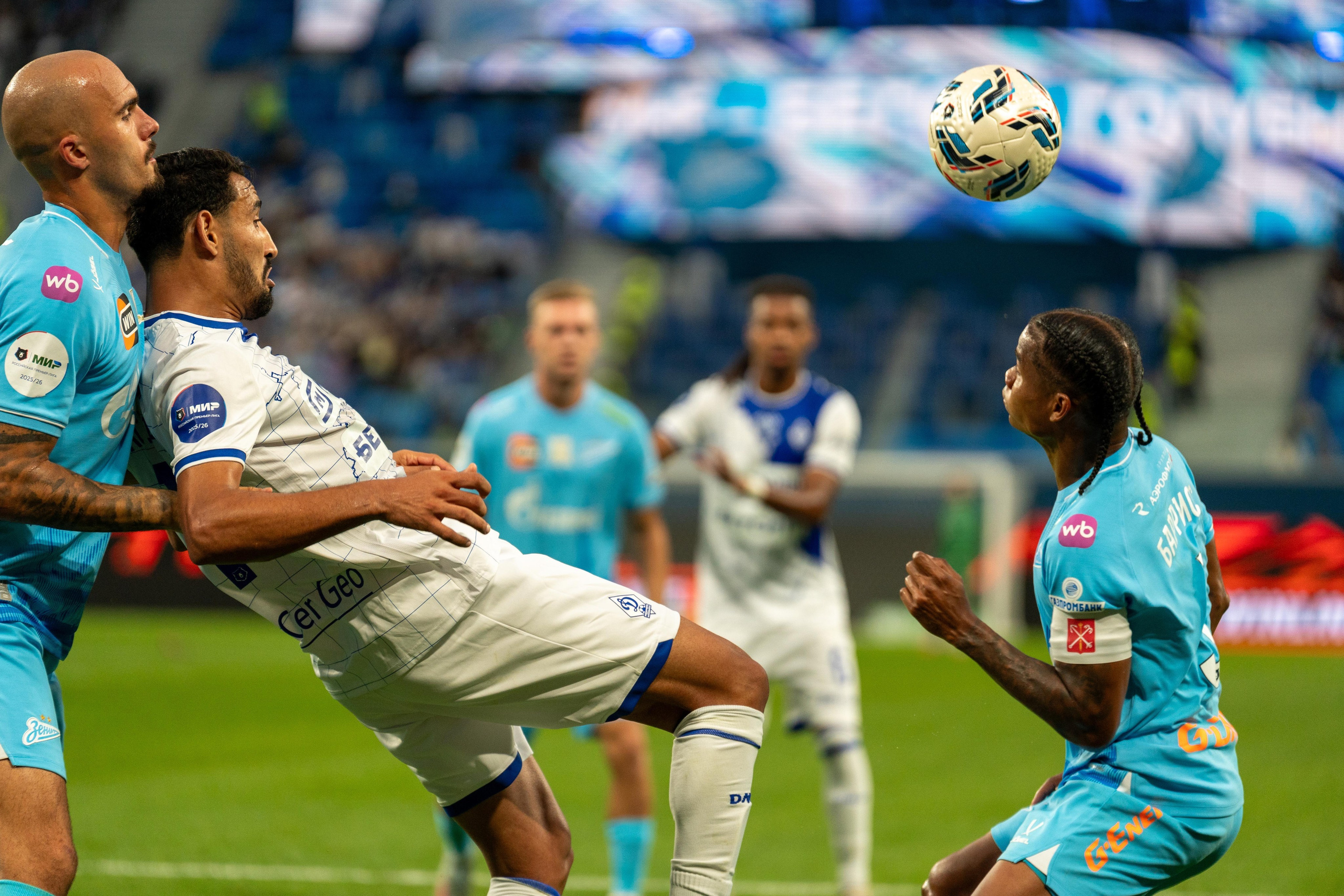 Борьба игроков Зенита и Динамо за мяч в штрафной, спортивный фотограф Санкт-Петербург