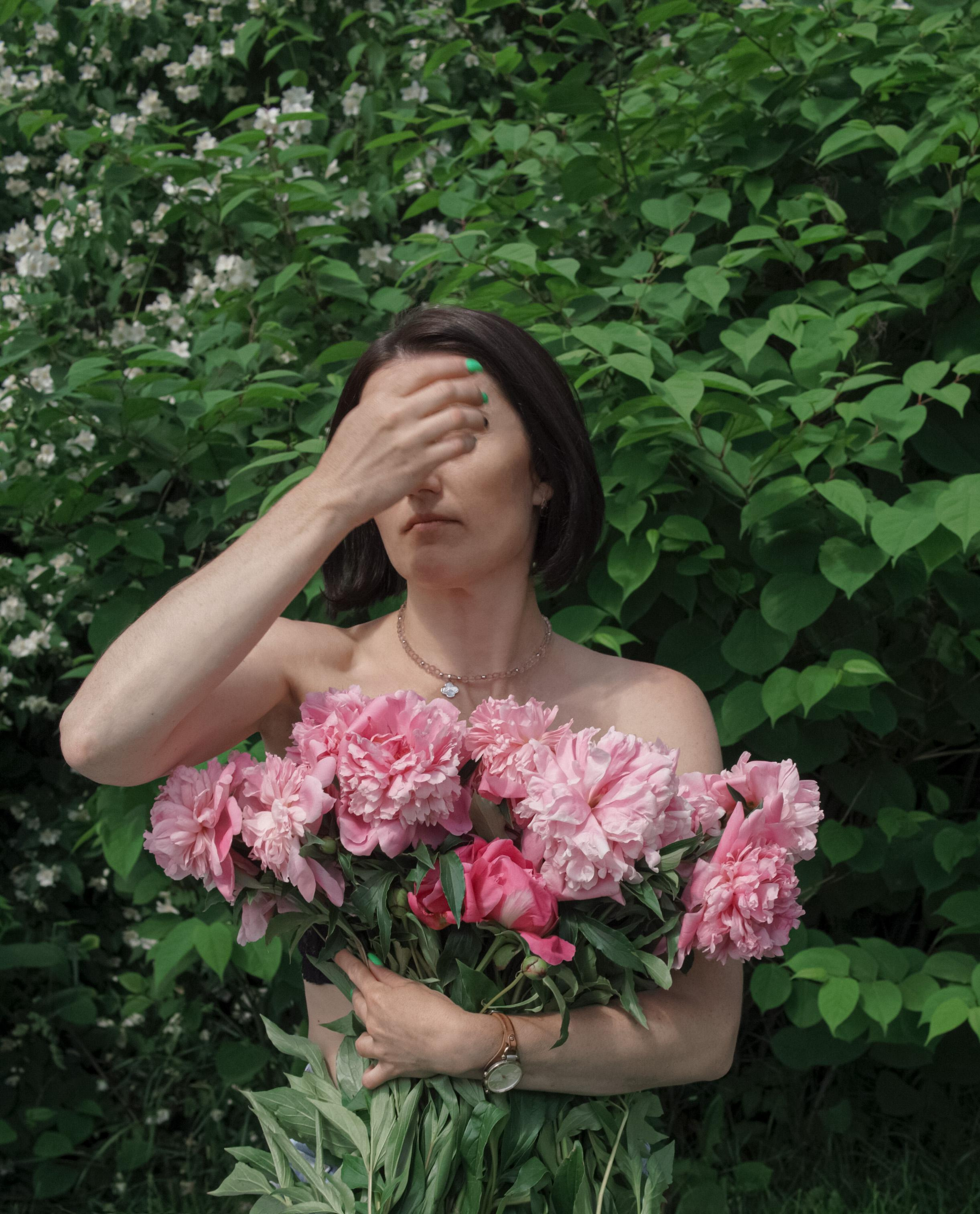 Настя, фотосессия с пионами. Фотограф в Минске Света Григорьева