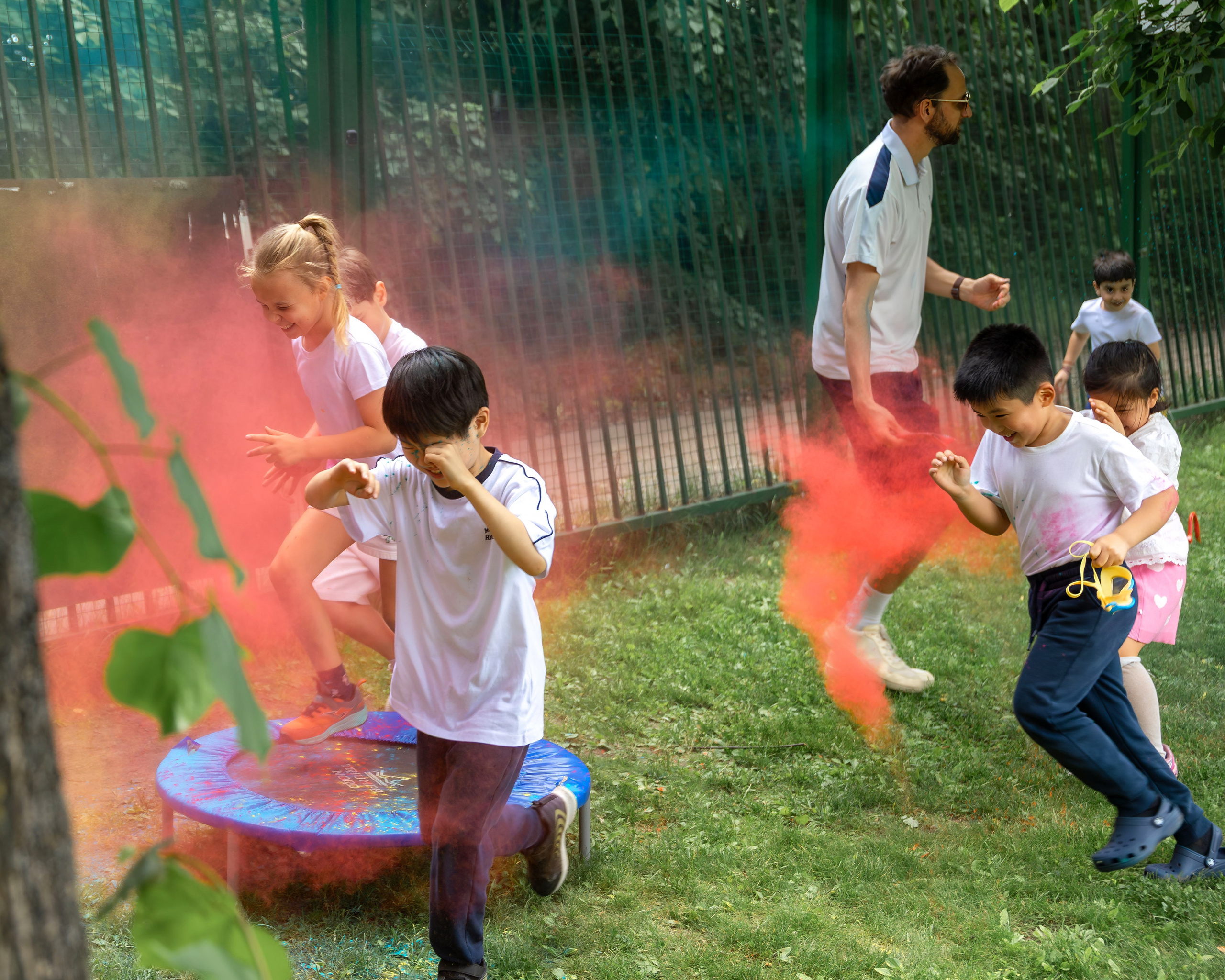 The International School of Moscow. Color Day. Выпускные альбомы для школы и детского сада — школьный фотограф Подольск, Троицк, Щербинка, Москва