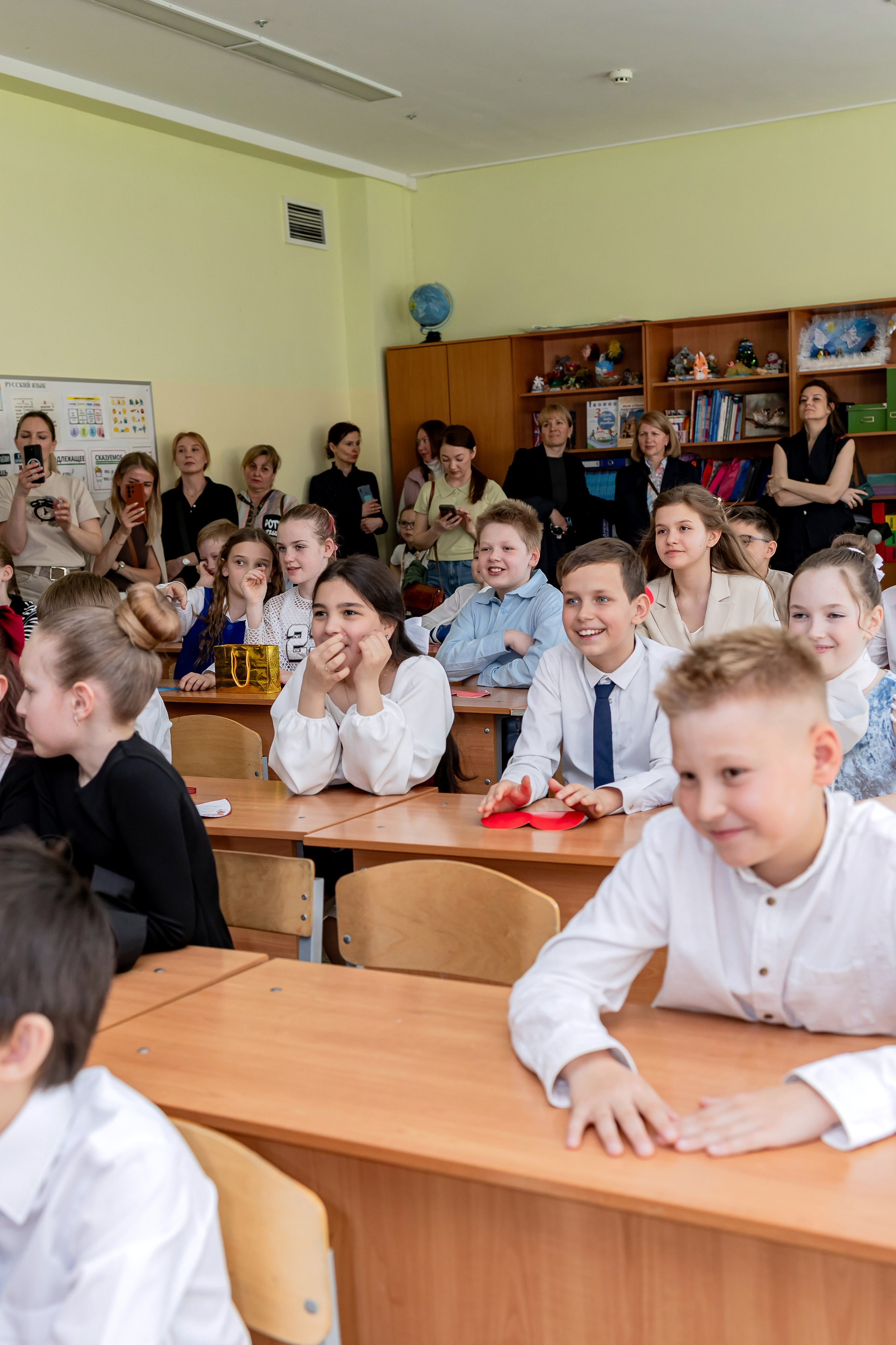 Выпускной в начальной школе в классе. Фотограф и видеограф Москва. Свадебный фотограф, видеограф. Выпускные альбомы. Оживающие альбомы