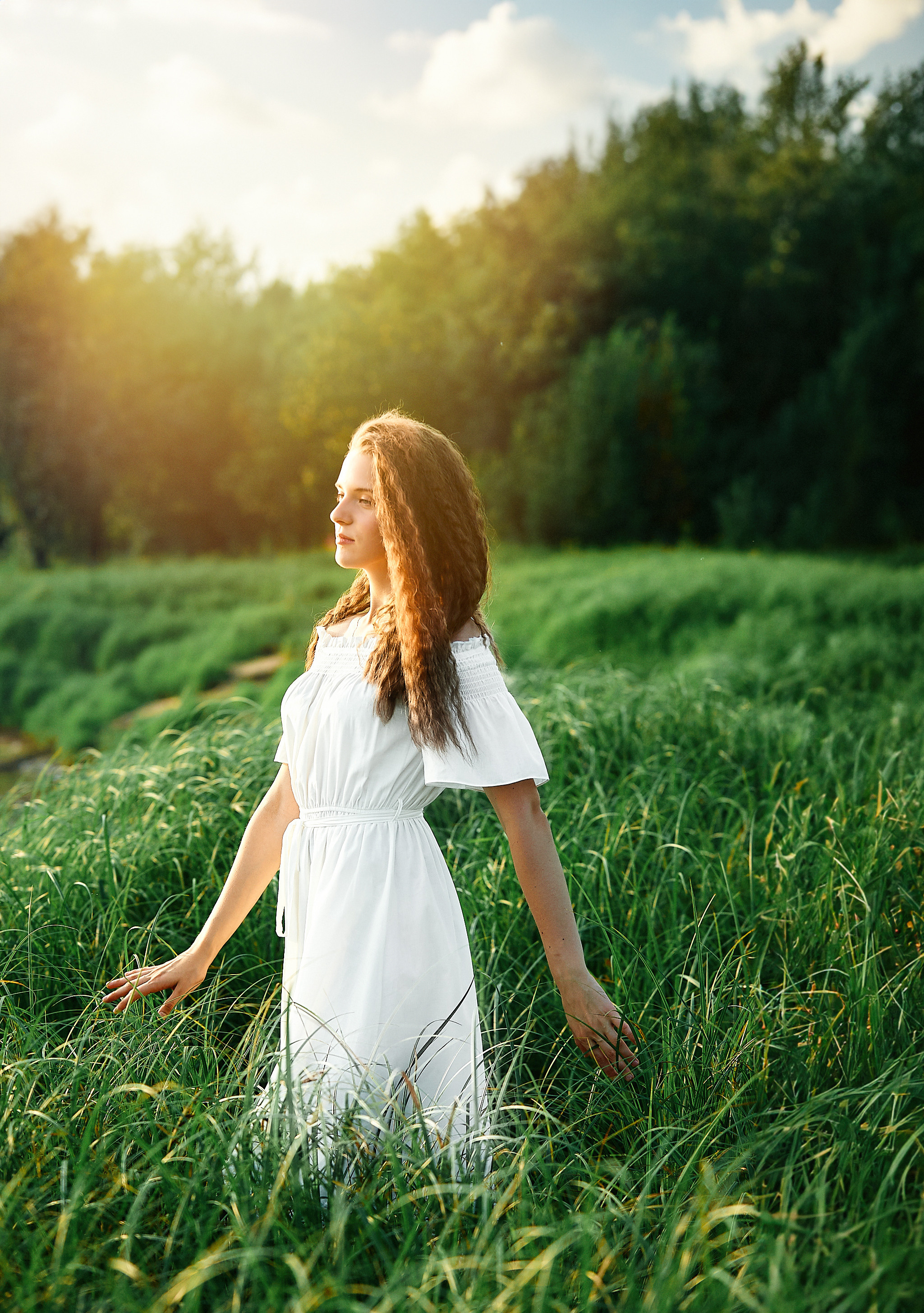 деревенская романтика, девочка гуляет по полю