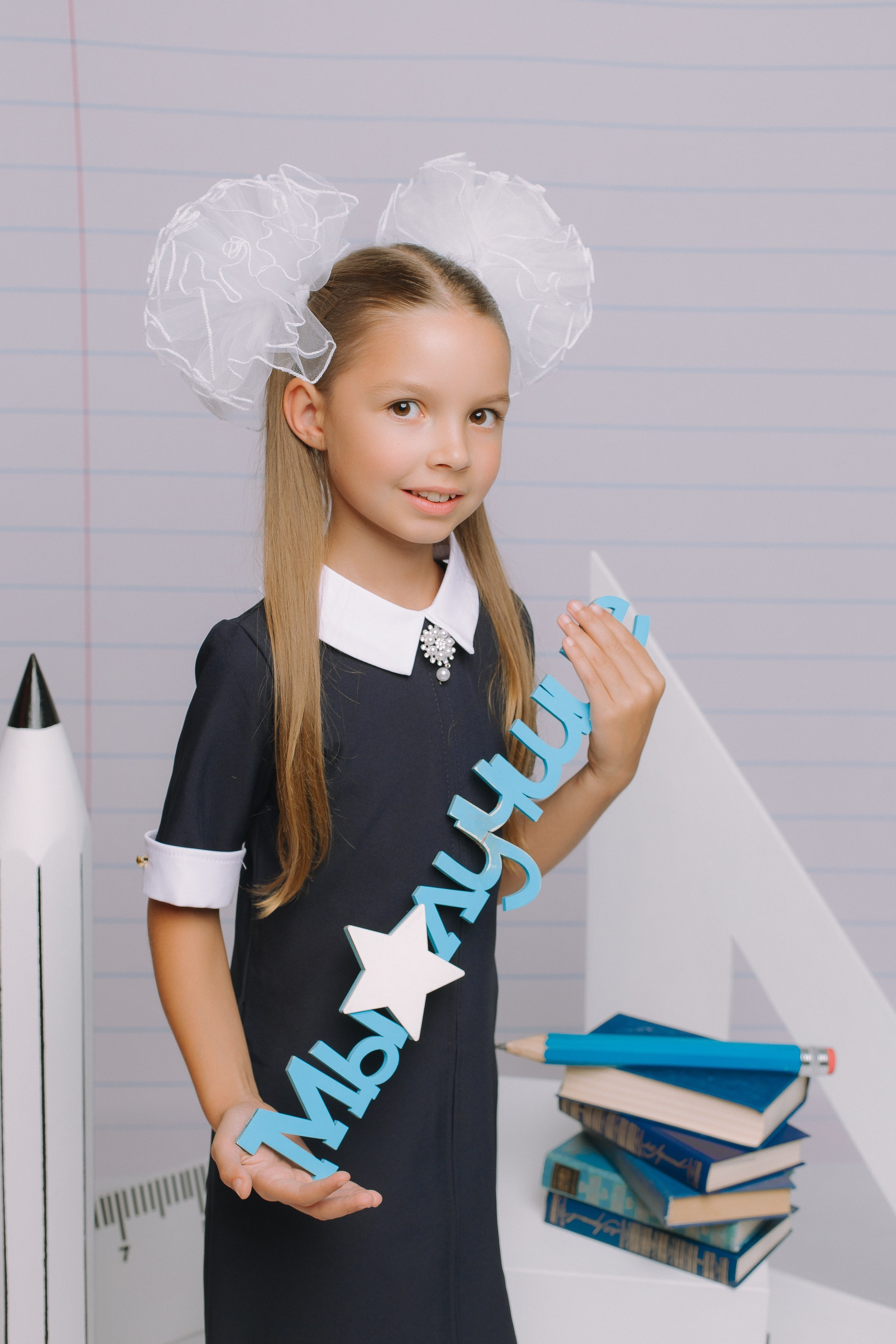 Студия- Портреты начальная школа (С реквизитом). Выпускные альбомы Натальи Бутко: Новороссийск, Анапа, Геленджик