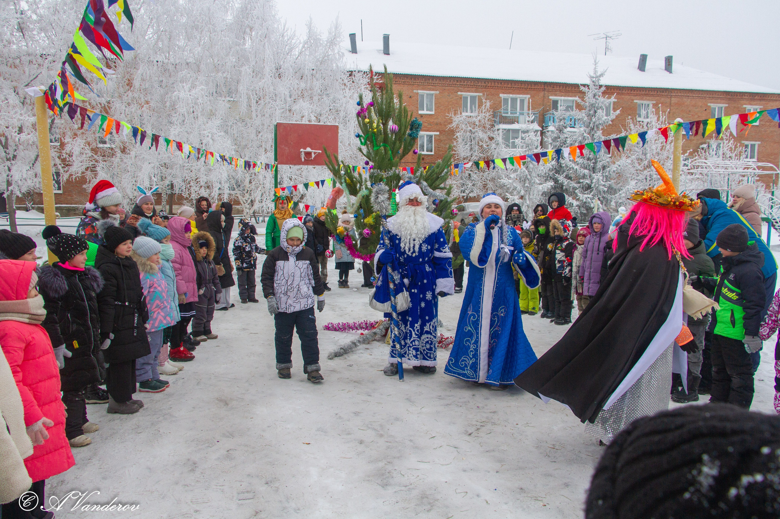 Праздник во дворе, ул. Осташковская-20. Фотограф Омск | Александр Вандеров