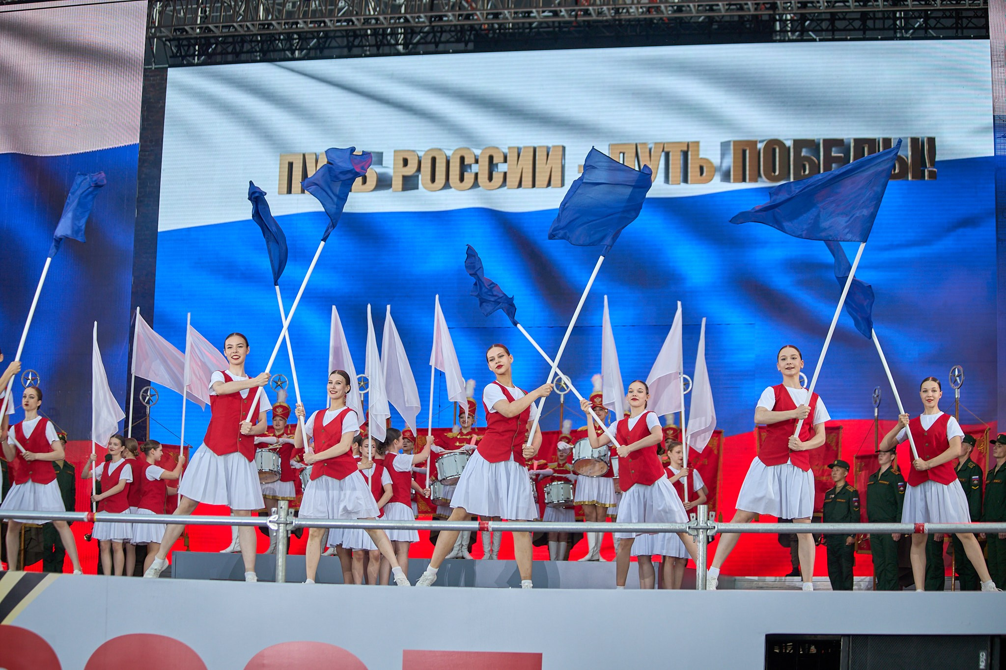 Концерт 9 мая 2025 года на соборной площади. Фотограф Омск | Александр Вандеров