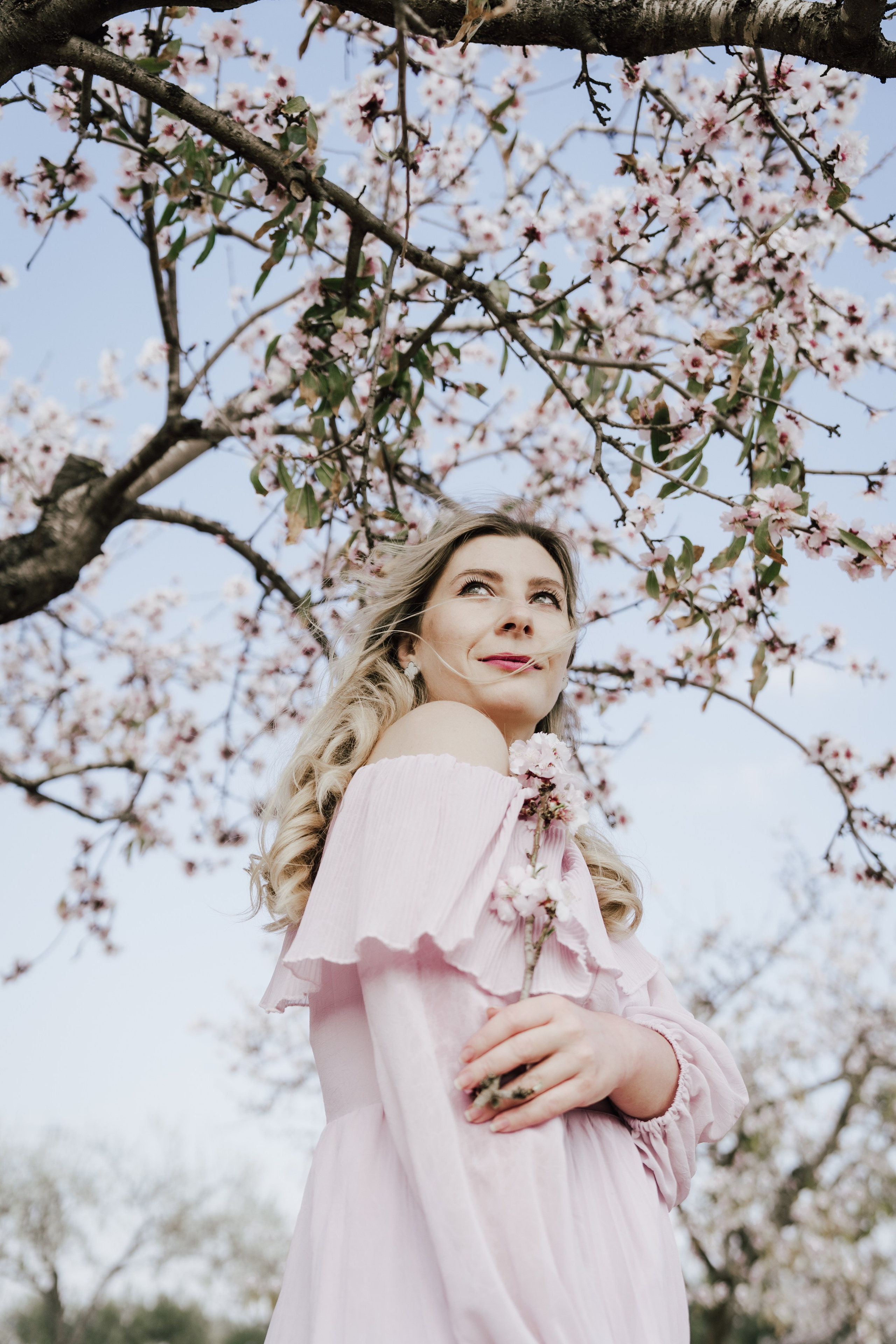 миндальные деревья цветение девушка в красивом образе и платье