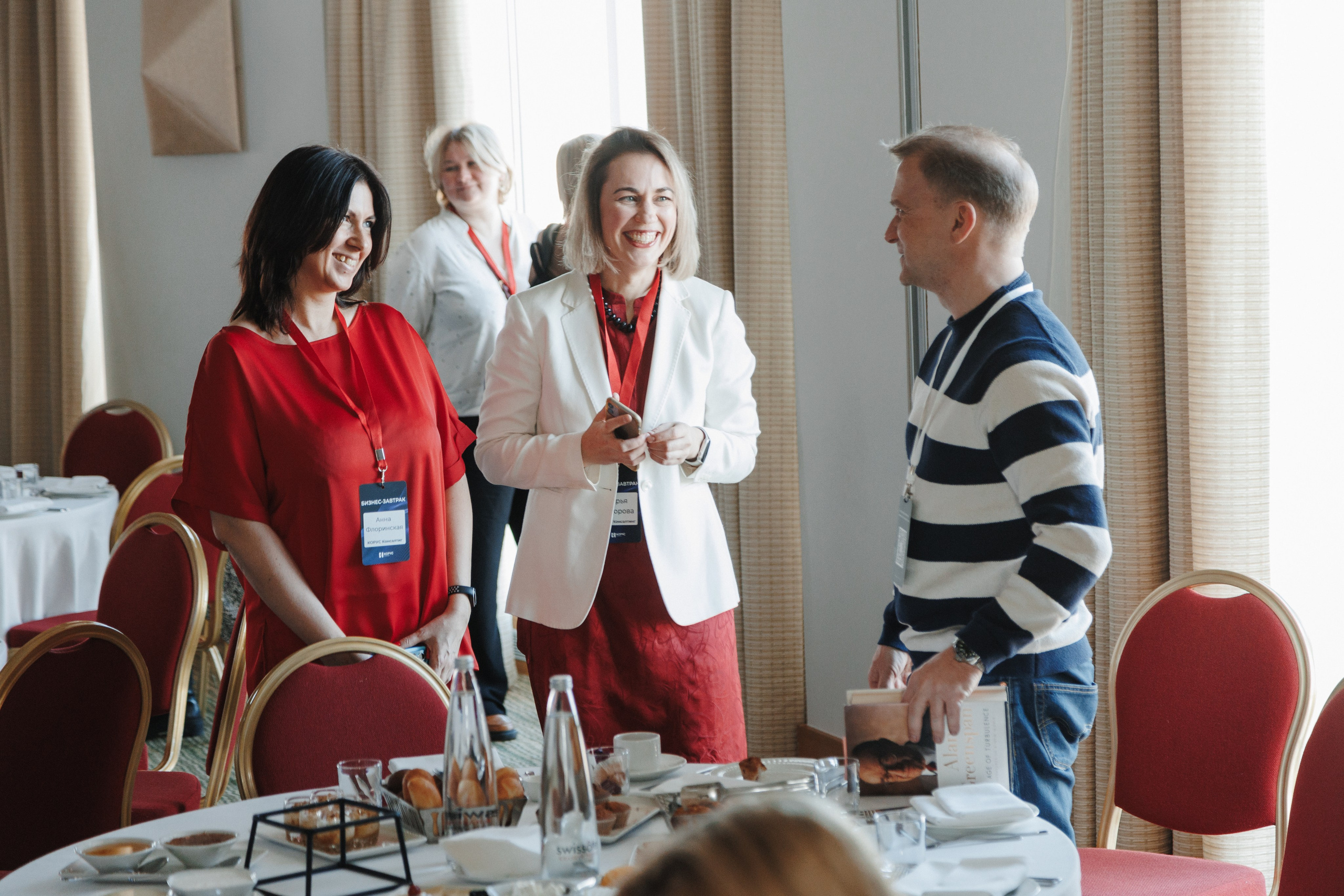 Деловой нетворкинг: гости ведут оживленную беседу во время бизнес-завтрака.