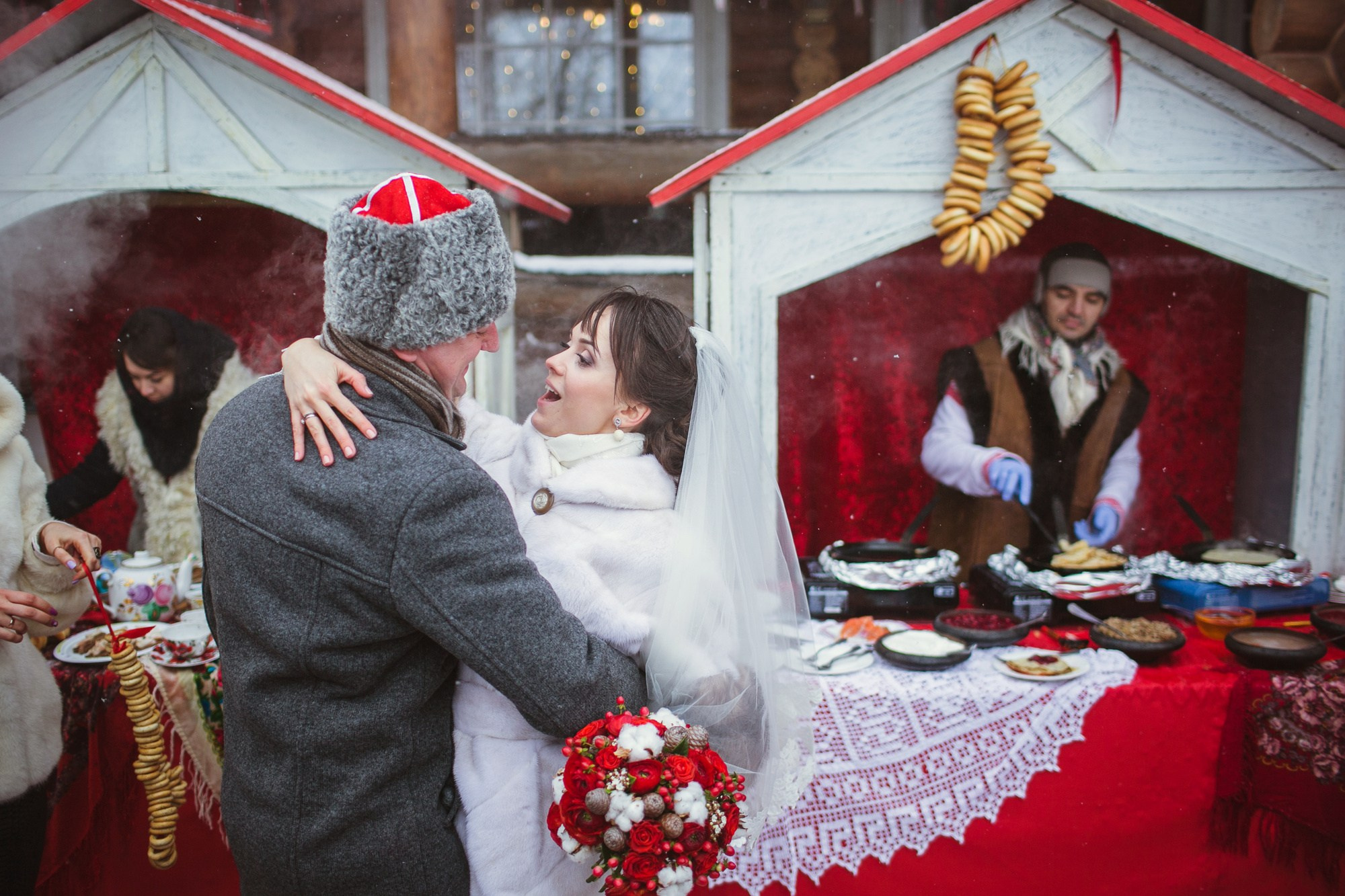 Зимняя свадьба в русских традициях. Семейный, портретный и свадебный фотограф в Санкт-Петербурге и Москве